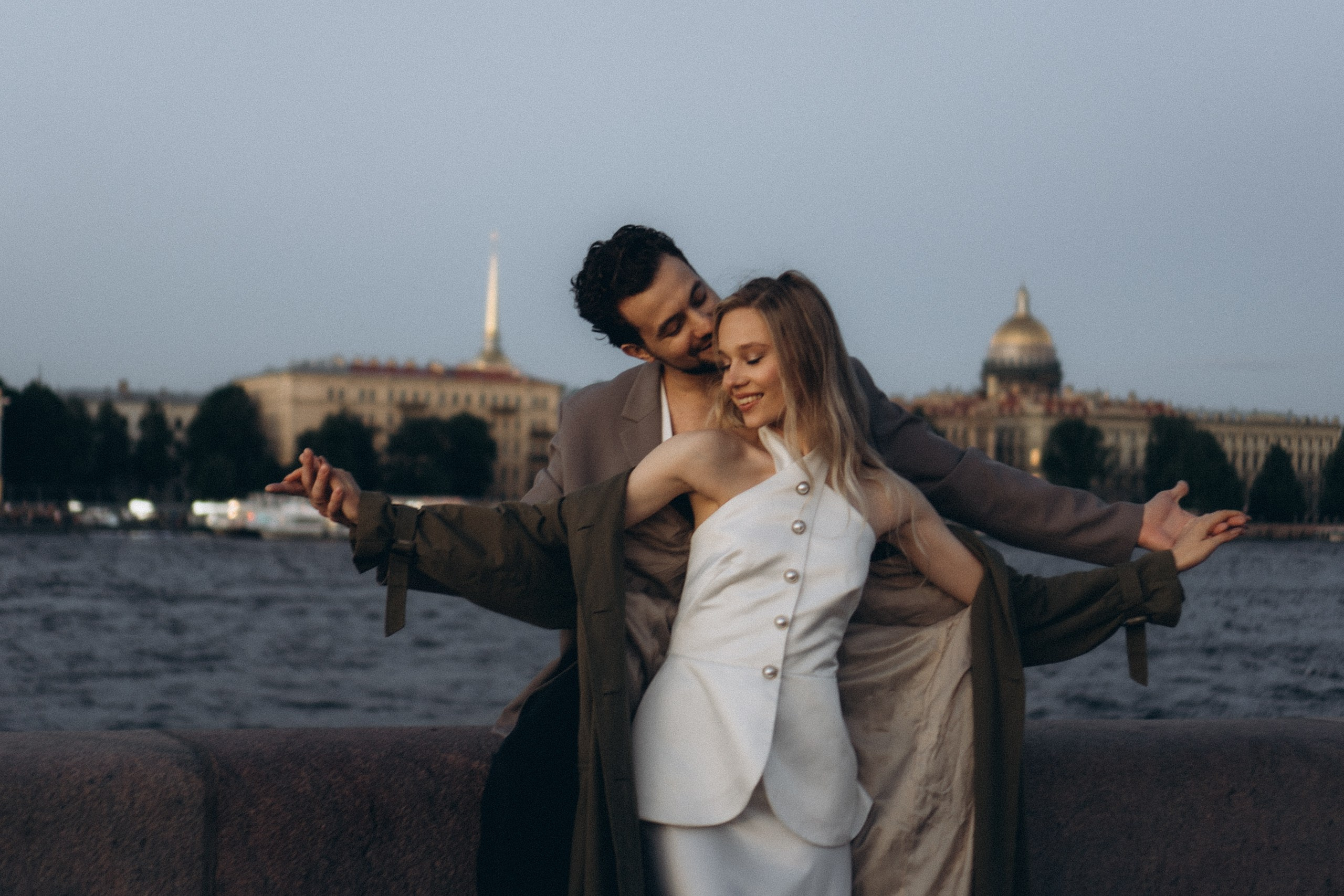 СВАДЕБНАЯ СЬЕМКА ПАРЫ НА РАССВЕТЕ В БЕЛЫЕ НОЧИ И ПРОГУЛКА С РАЗВОДНЫМИ МОСТАМИ И ПИКНИК ВОЗЛЕ ИСАКИЕВСКОГО СОБОРА. Профессиональный фотограф, Санкт-Петербург — Виктория Богомолова