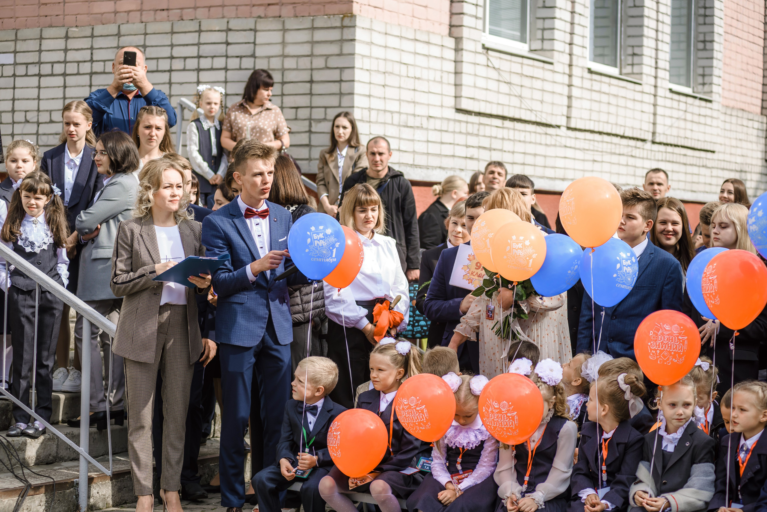 Линейка 11-е классы 2023. Фотограф Галина Лисанова, г. Брянск