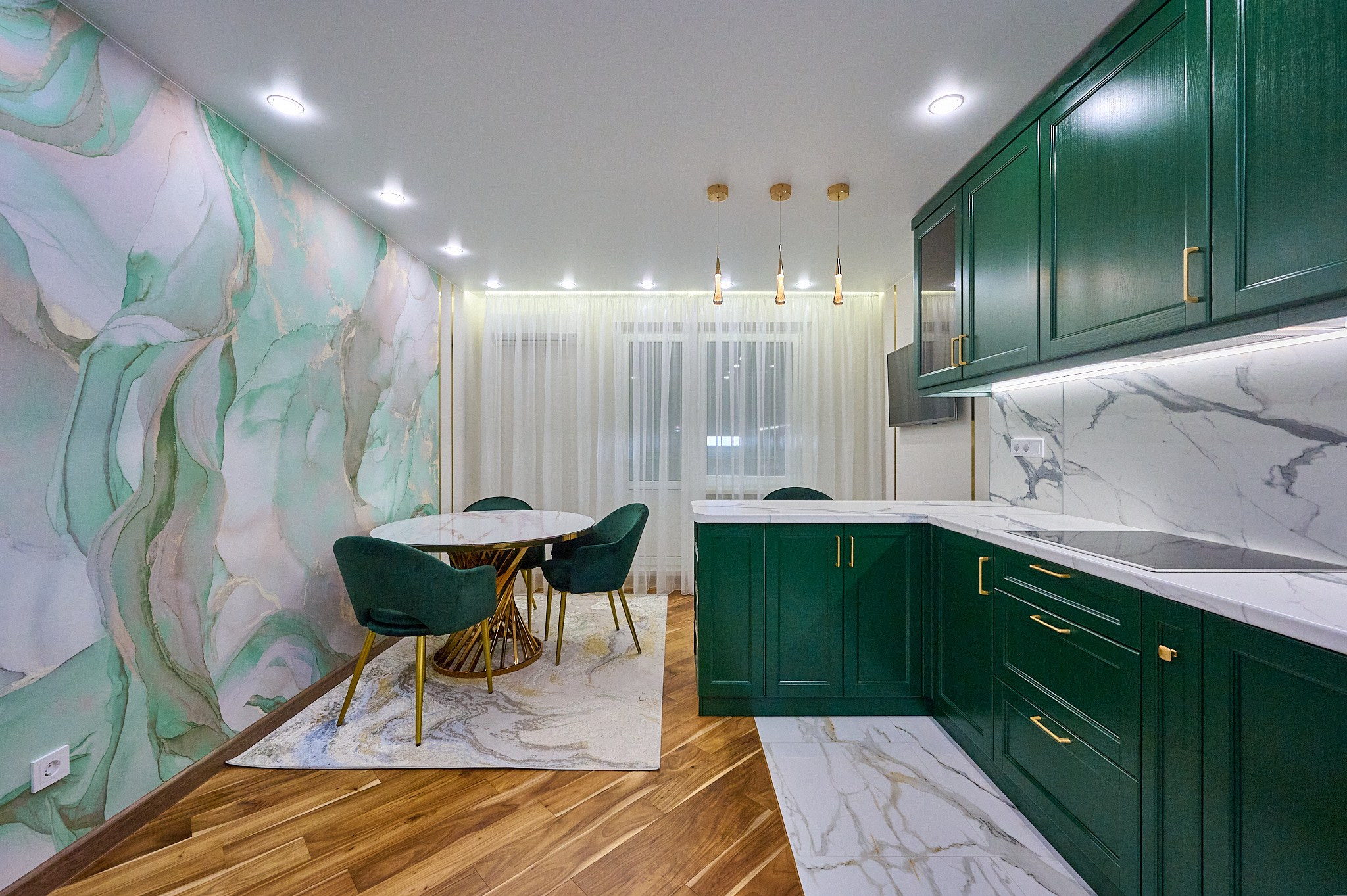 кухня бело зеленые оттенки зеленые полки белый стол плита круглый белый стол зеленые стулья цветная стена светлые шторы