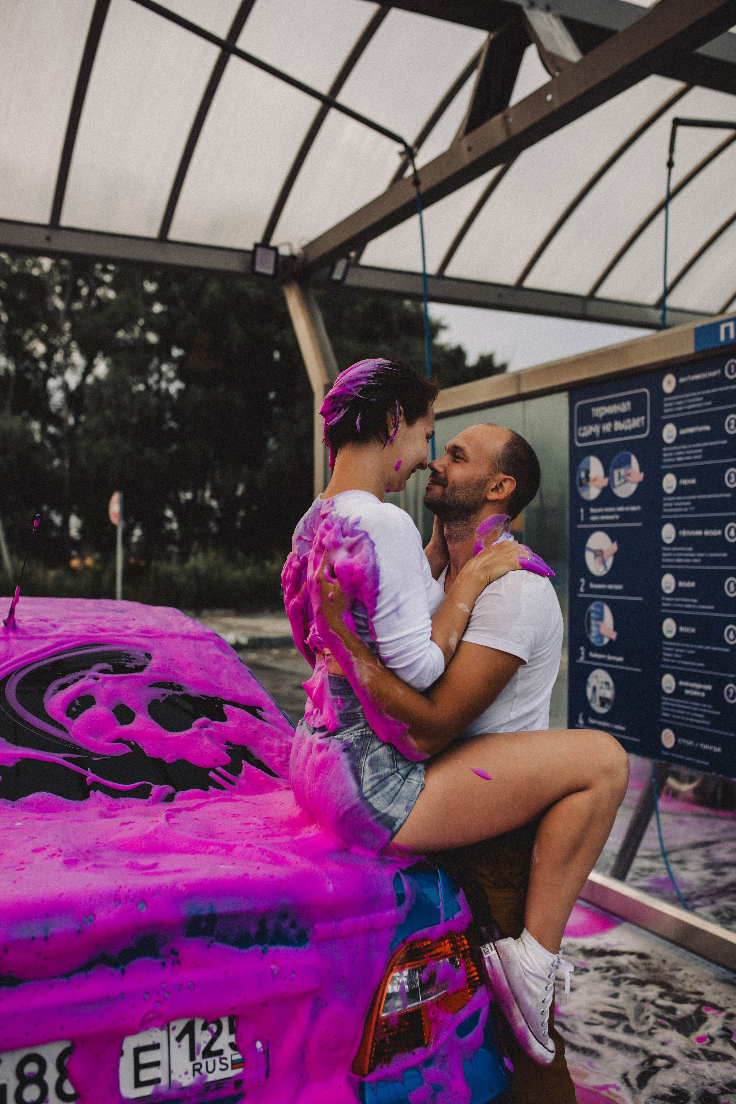 Любовь на одной из городских автомоек. Свадебный фотограф Новосибирск