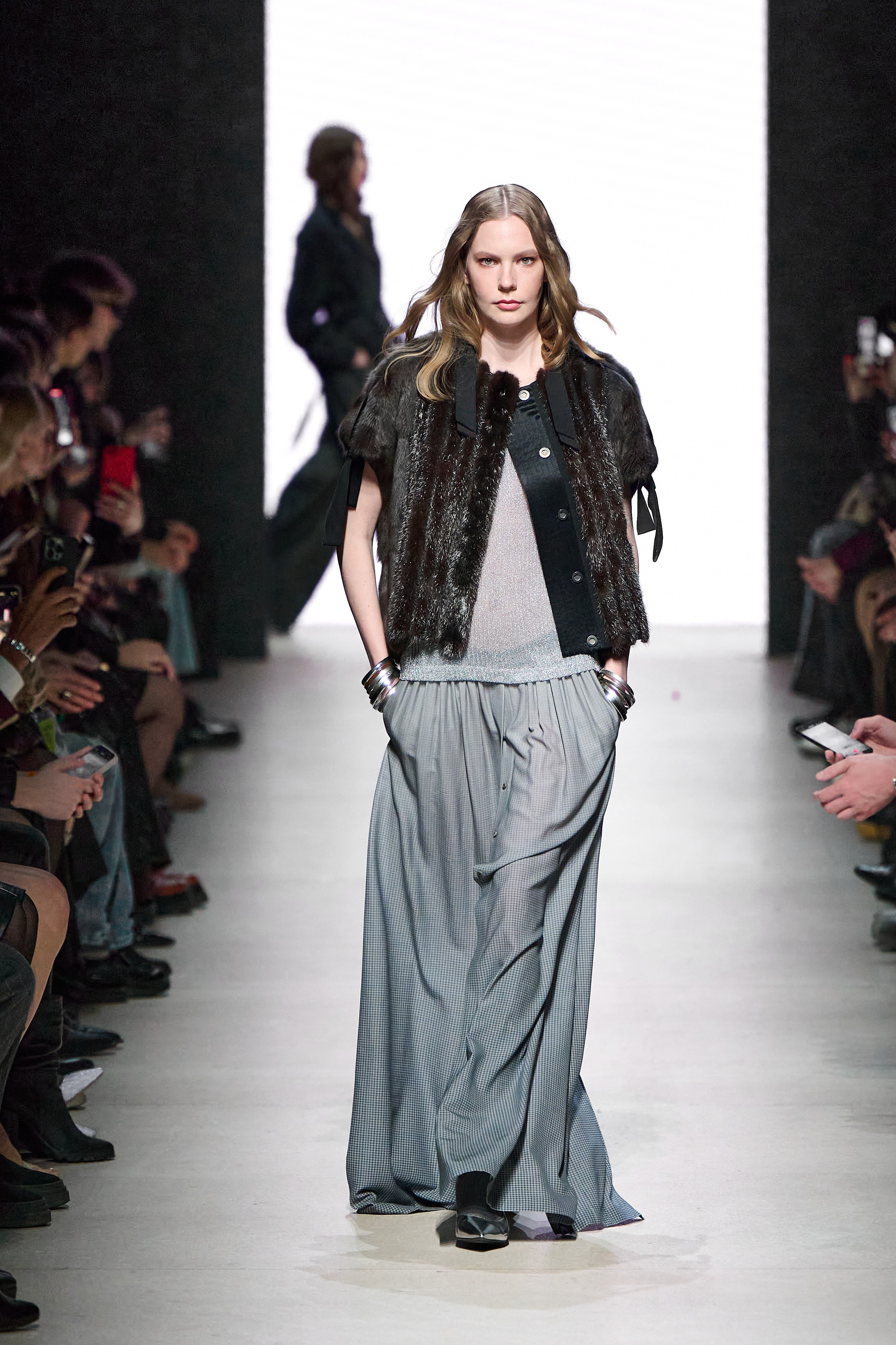 Efremov. Московская неделя моды. 2025. Дима Бабушкин. Фотограф. Подиум. Репортаж. Творчество. Дорого