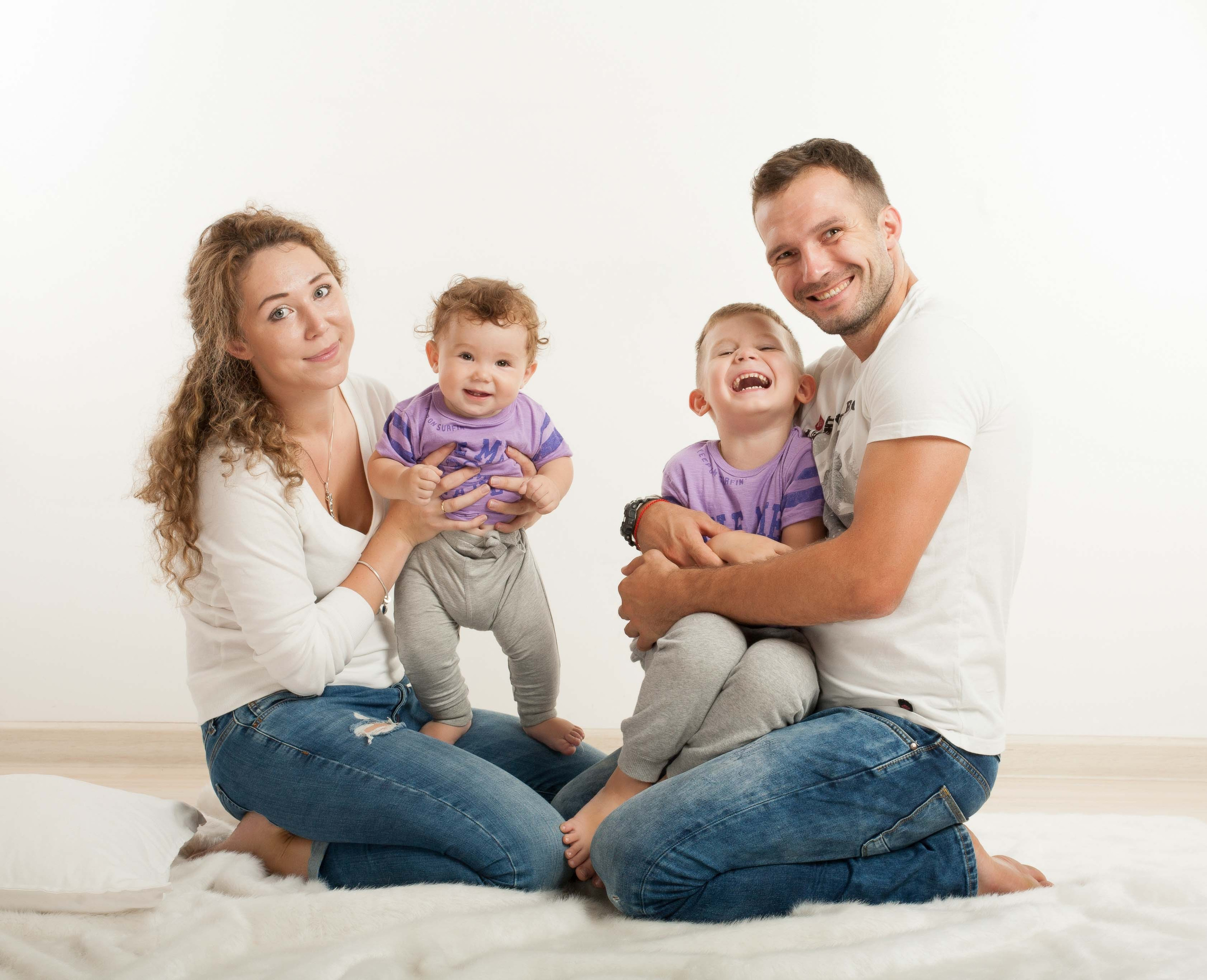 Семейный портрет Семьи Регины. Выездная съемка. Фотостудия Алматы. Семейная и детская фотостудия Family studio.Фотограф Алматы