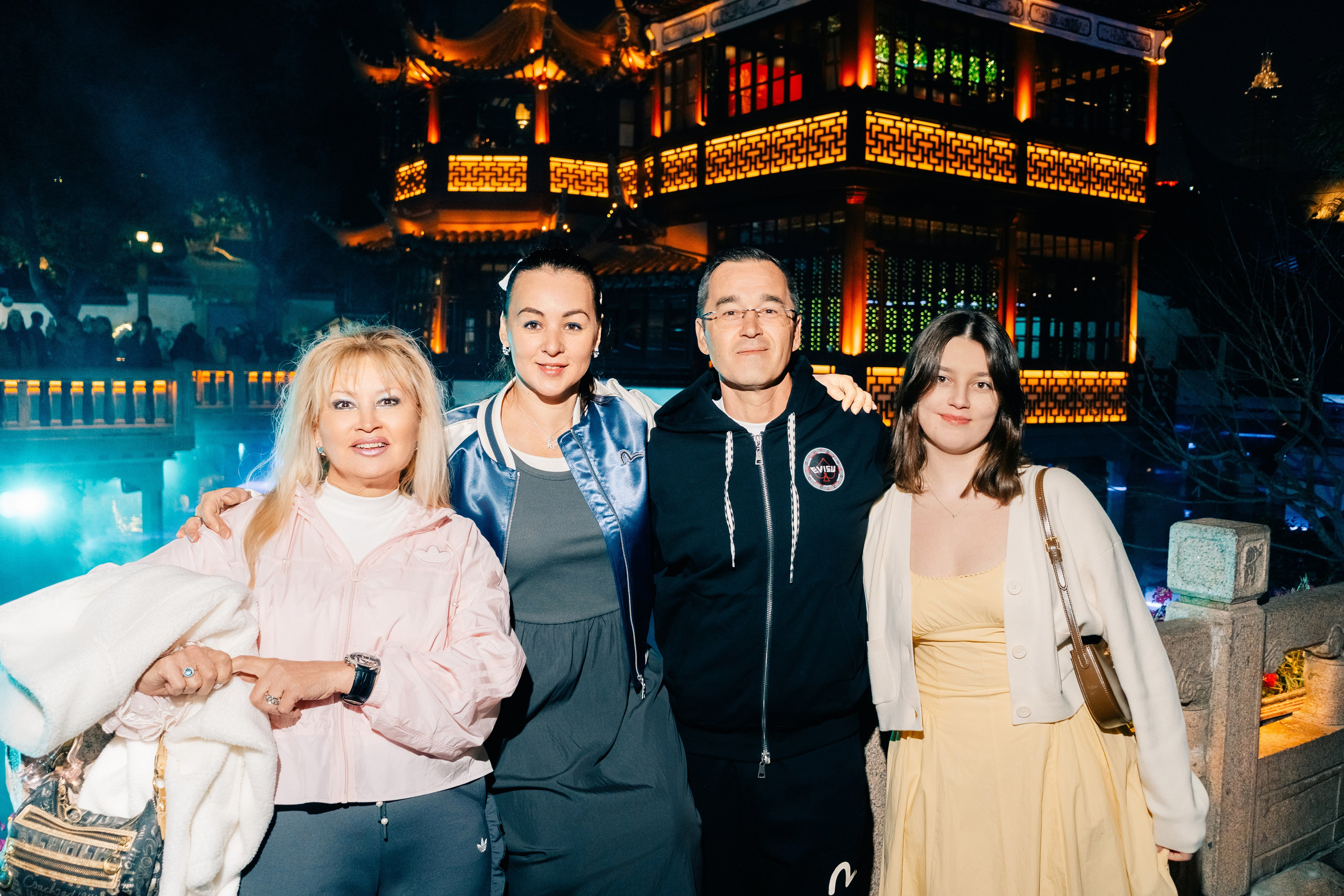 Evening Family Photo Session at Yuyuan Bazaar in Shanghai