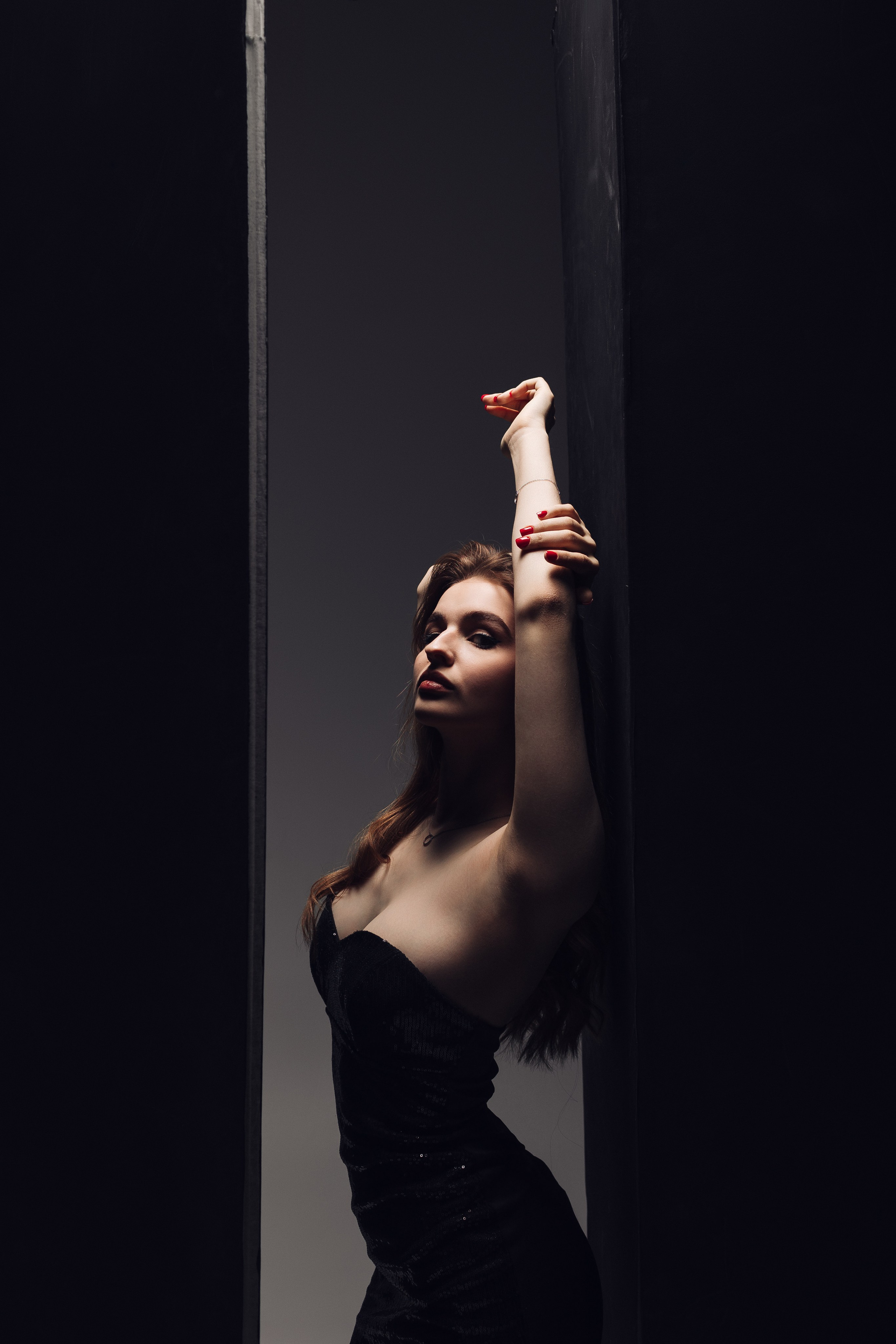 грудь один человек темный фон девушка