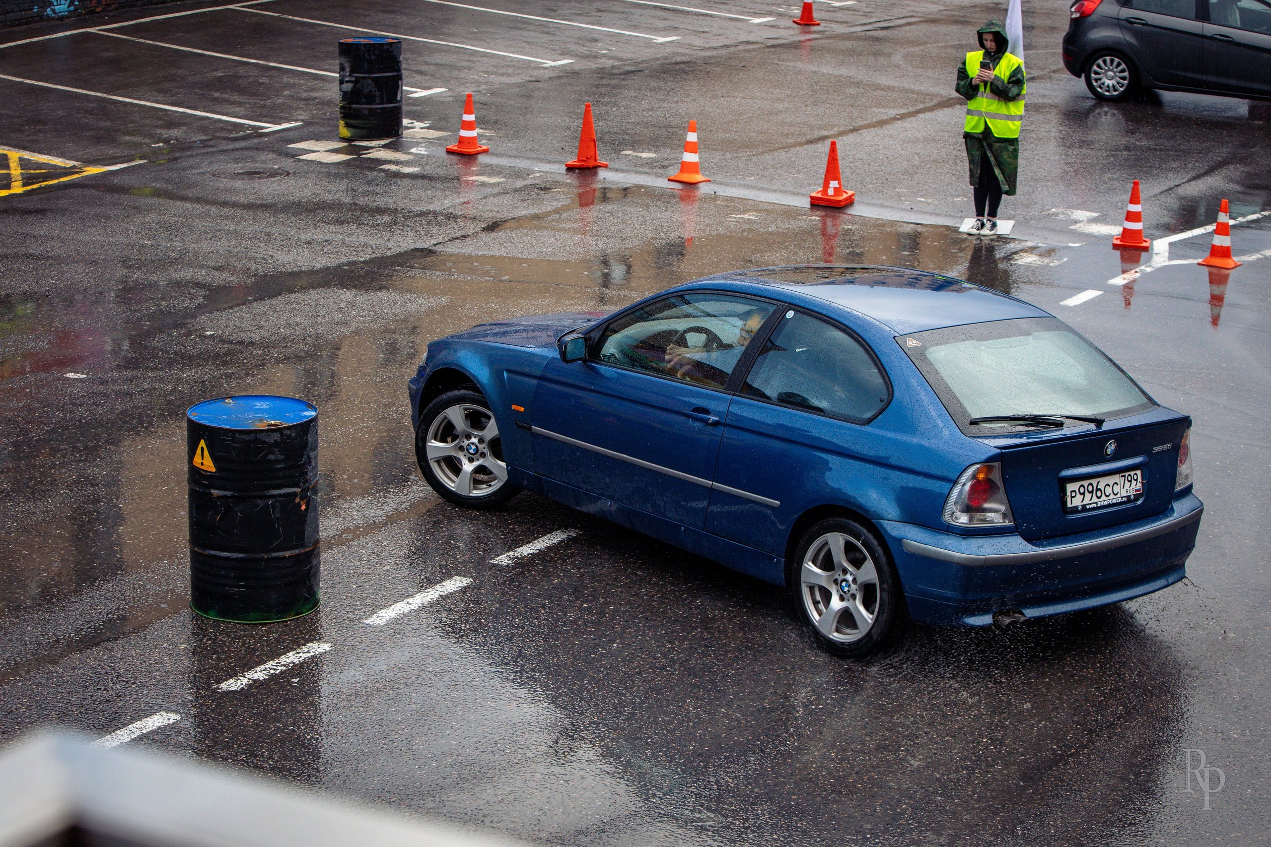 SHOWDOWN. Rusty Photographer