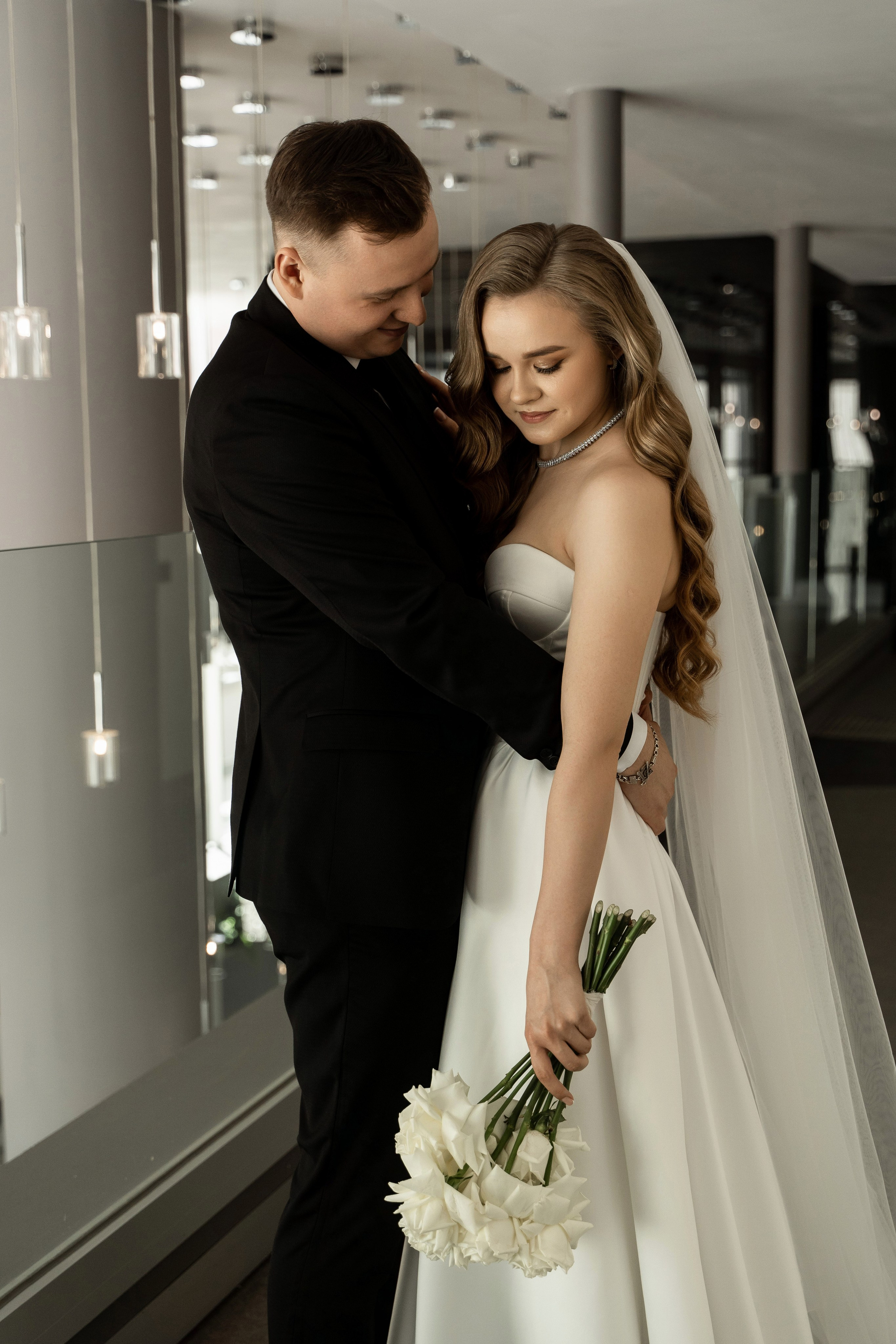 Свадебная фотосессия в Екатеринбурге, фотосессия у Оперного театра, сборы в отеле. Фотограф Татьяна Мамонтова