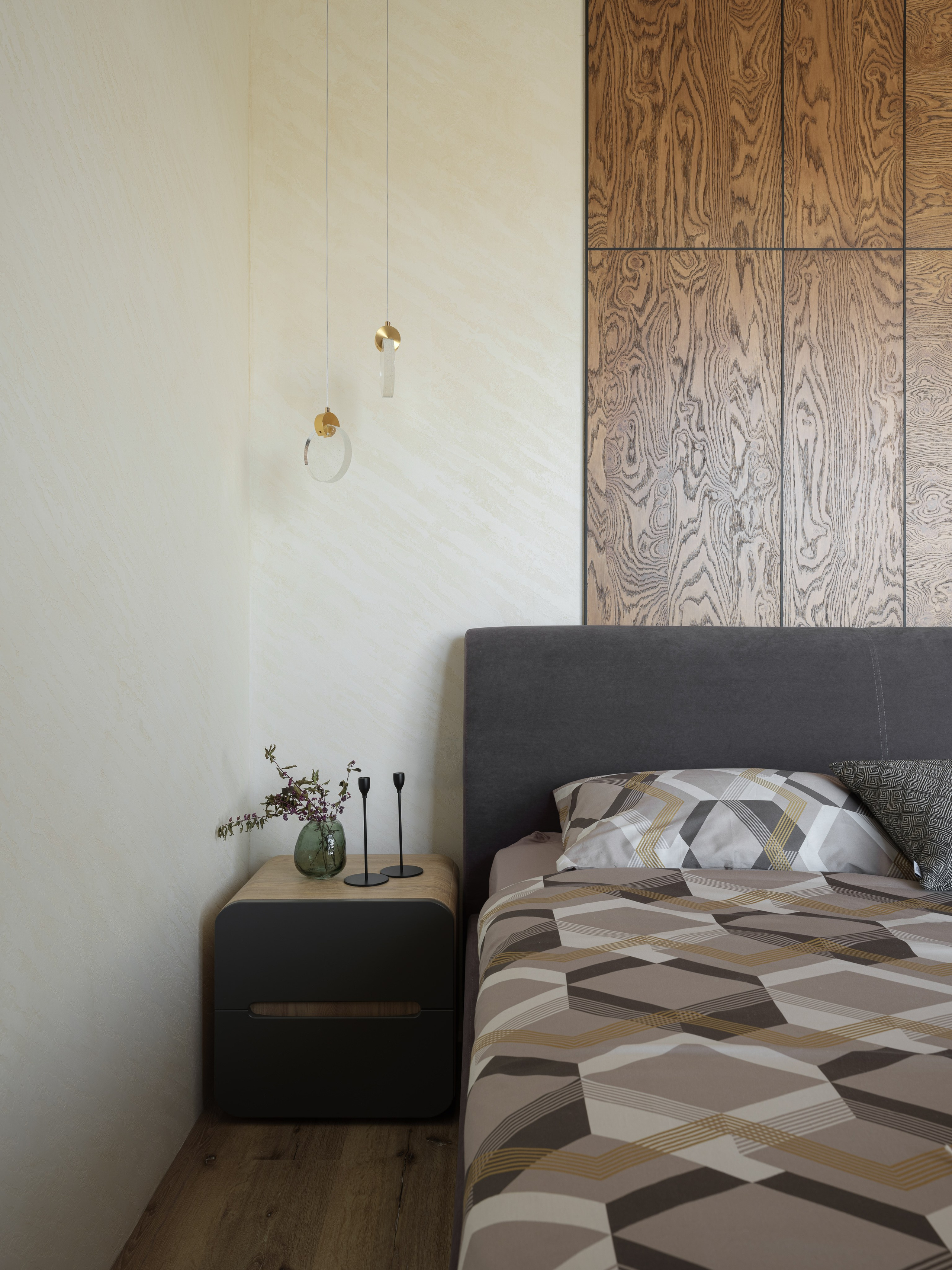 Деталь спальни с прикроватной тумбой, подвесными светильниками и цветочной композицией. Тёплые оттенки дерева и текстиля в проекте дизайнера Алины Дёровой, стилист Наталья Якушева, фотограф Сергей Денисенко.