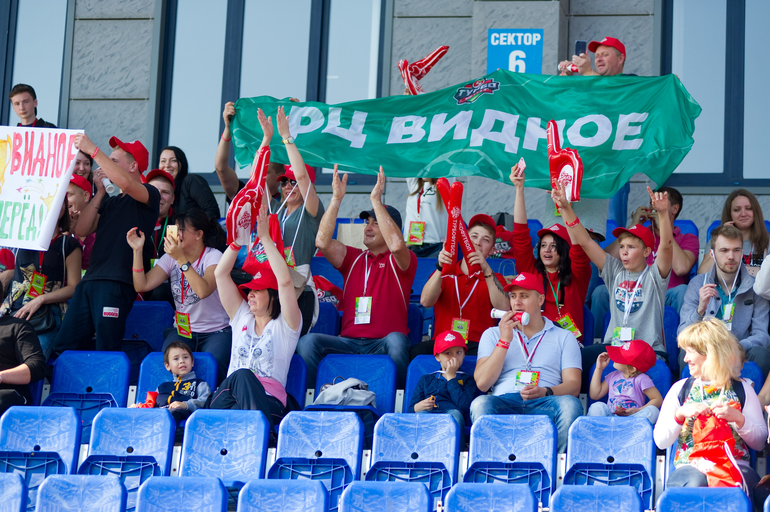 Турбофутбол (корпоративное соревнование «Пятерочки»). Репортажный фотограф и видеограф Слава Думчев. Тимбилдинги, отчетники, корпоративы