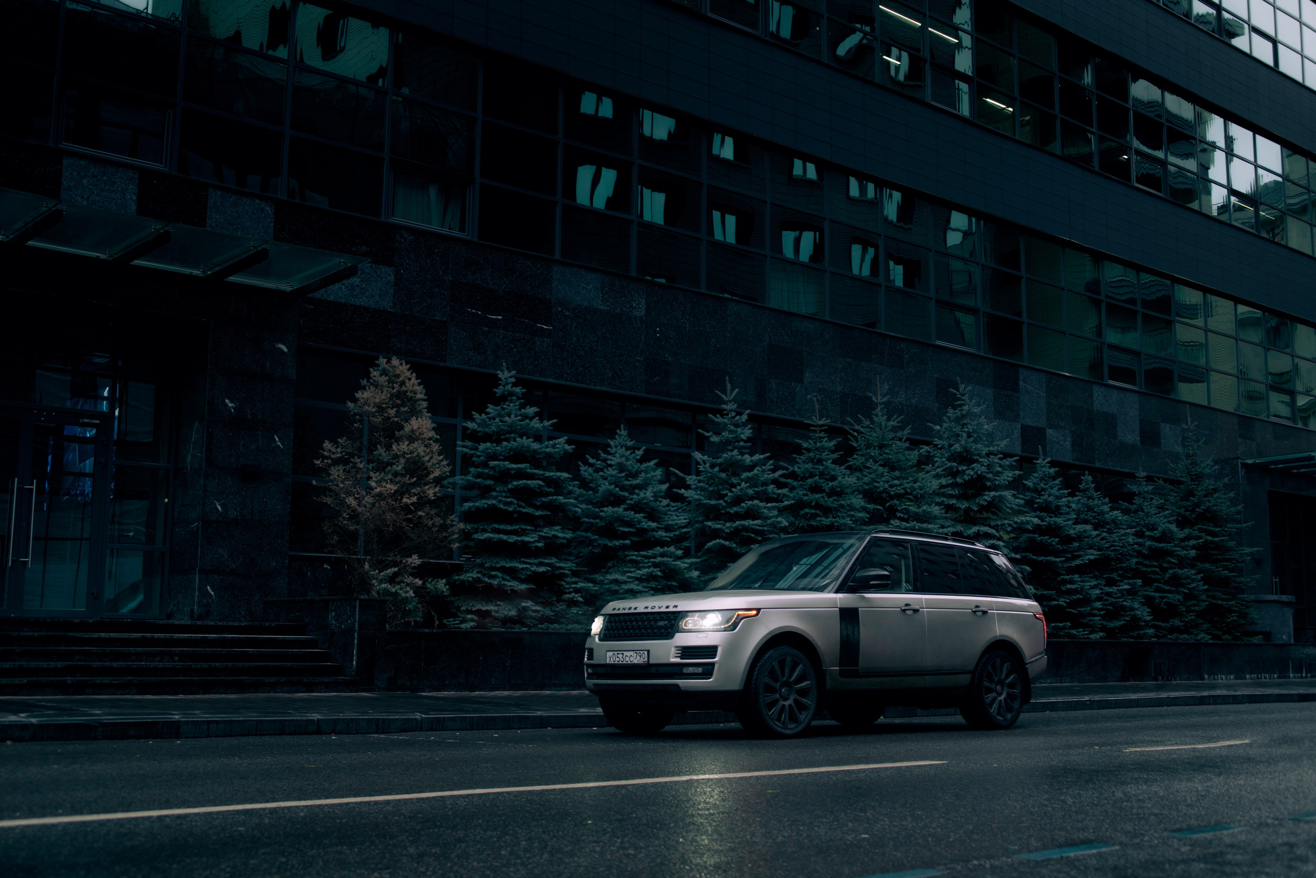 Range Rover в центре Москвы. Жуков Илья  свадебный фотограф в Москве