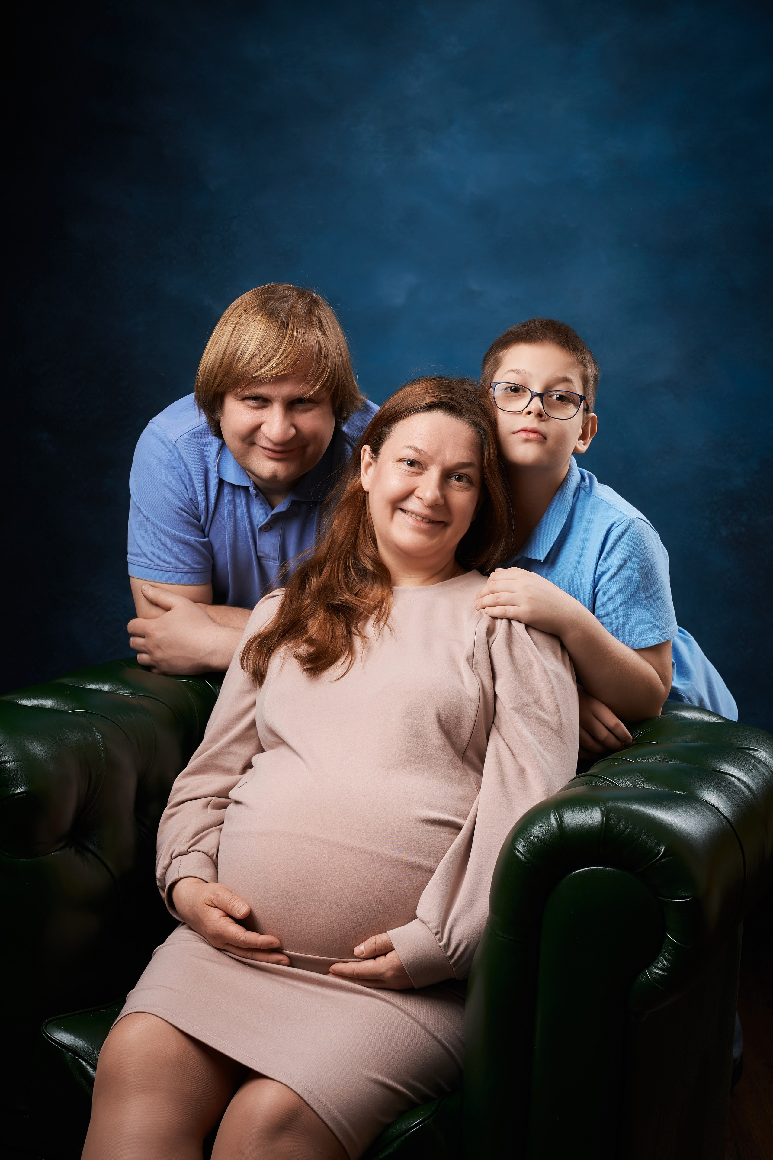 счастливая семья вместе - кадр с фотосессии беременности на выезде