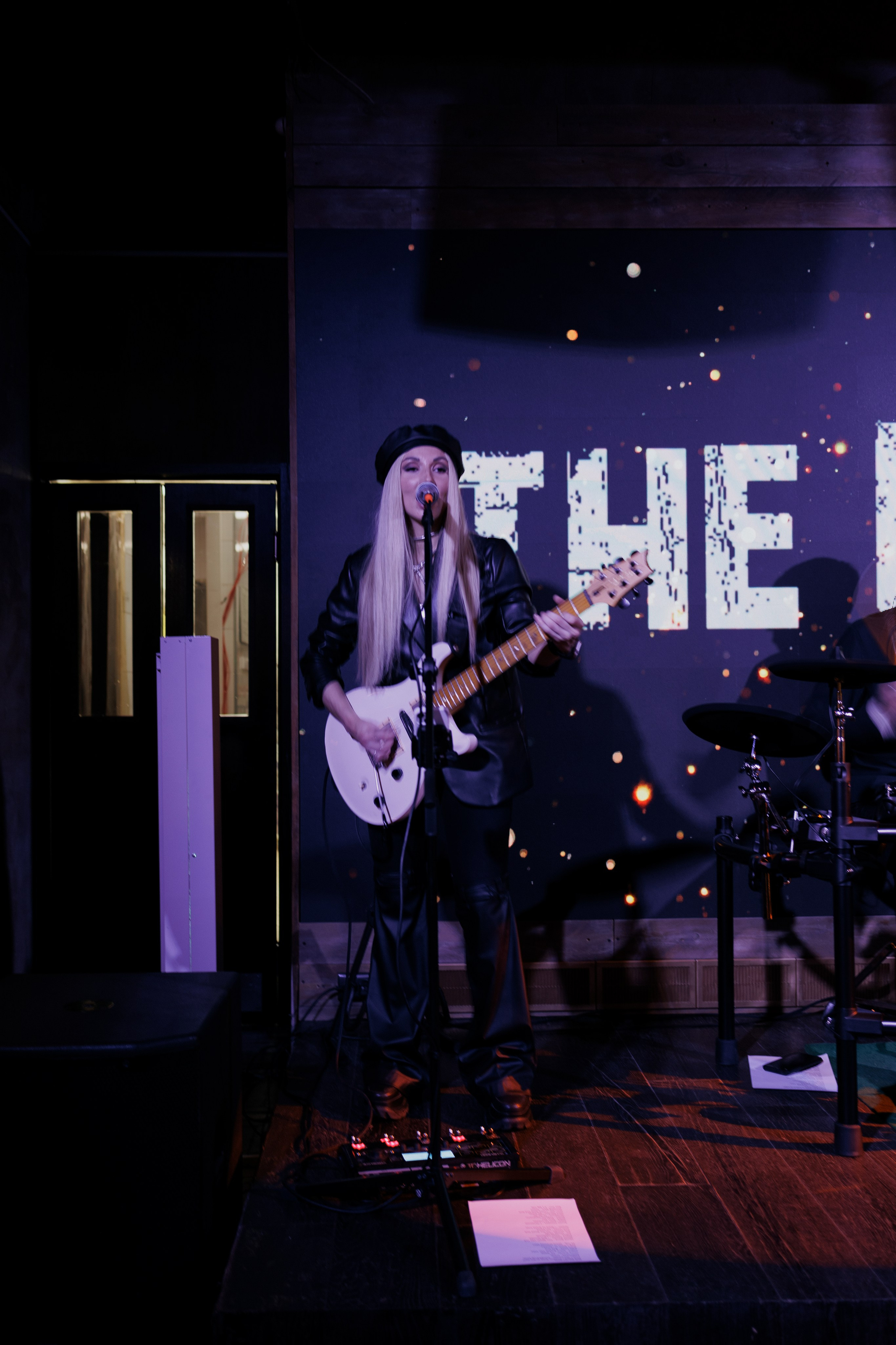 Cover band The Bees. Photographer in Turkey — Dari N