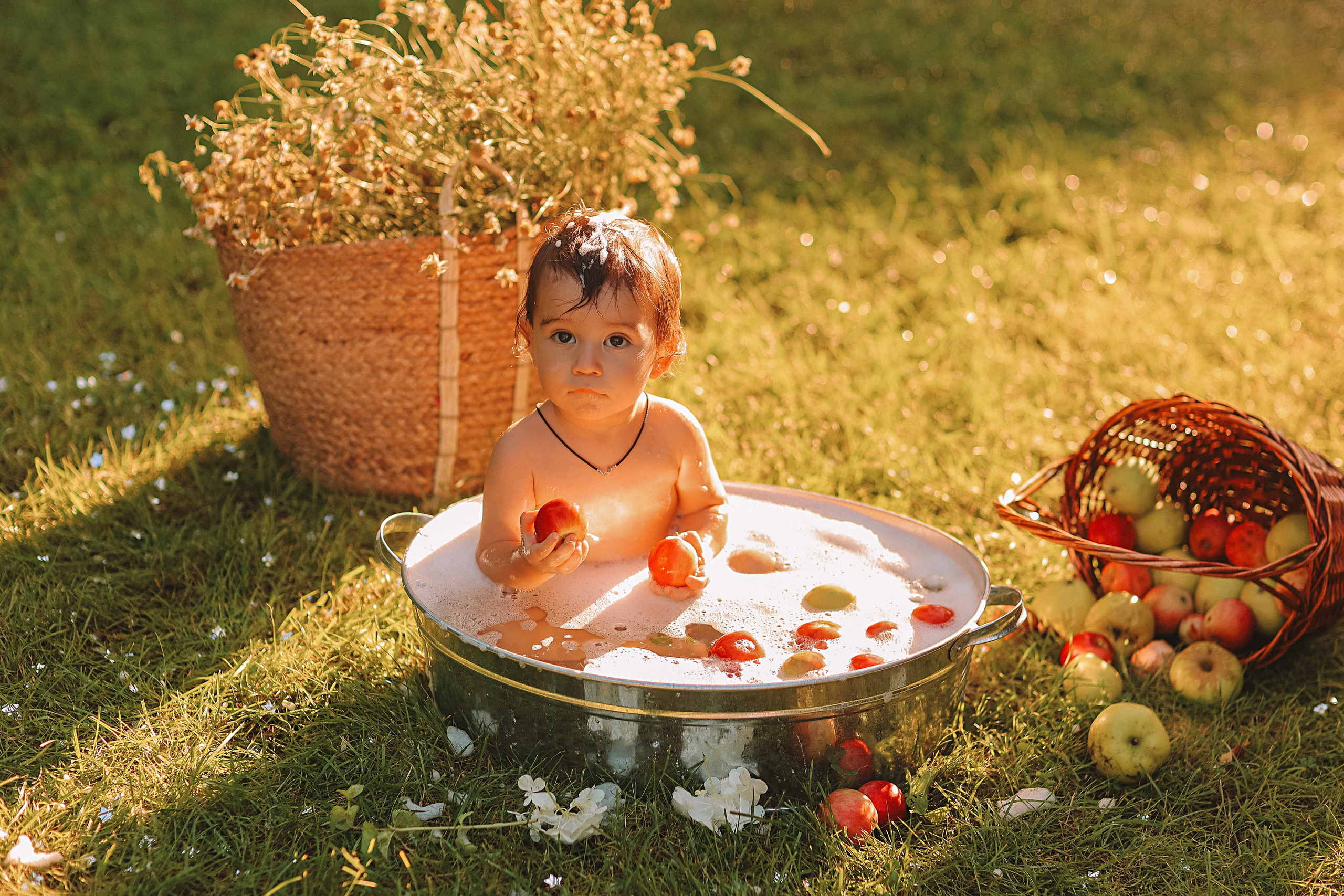 Стирка у дома. Семейный фотограф Тюмень, фотограф на роды Салмина Мария