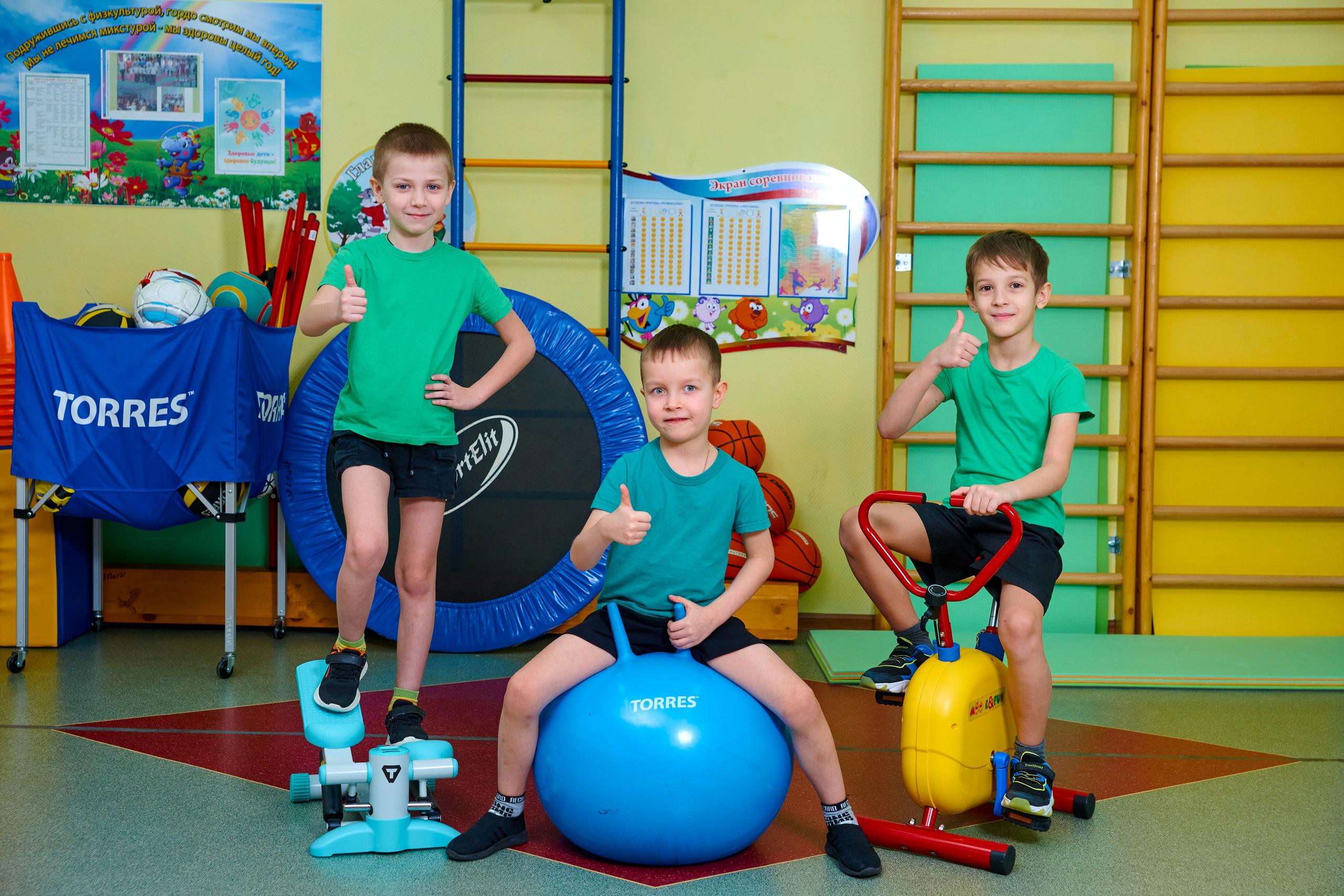 Занятие в спортзале. Childrenfoto.ru