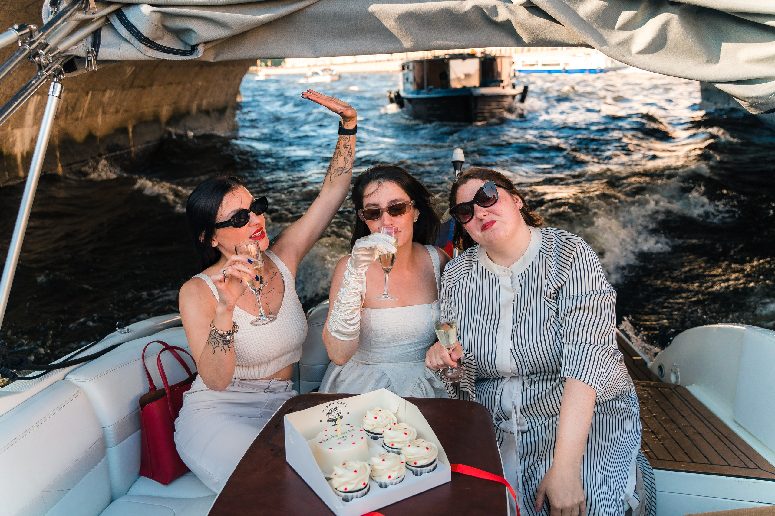 Фотосъемка девичника, встреча девушек, веселые женские портреты