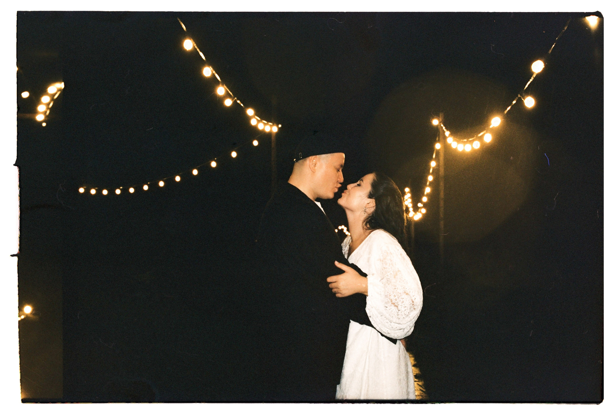 Зеленая тропа, уютная свадьба под дождем. Афина Ефимова. Свадебный фотограф Москва