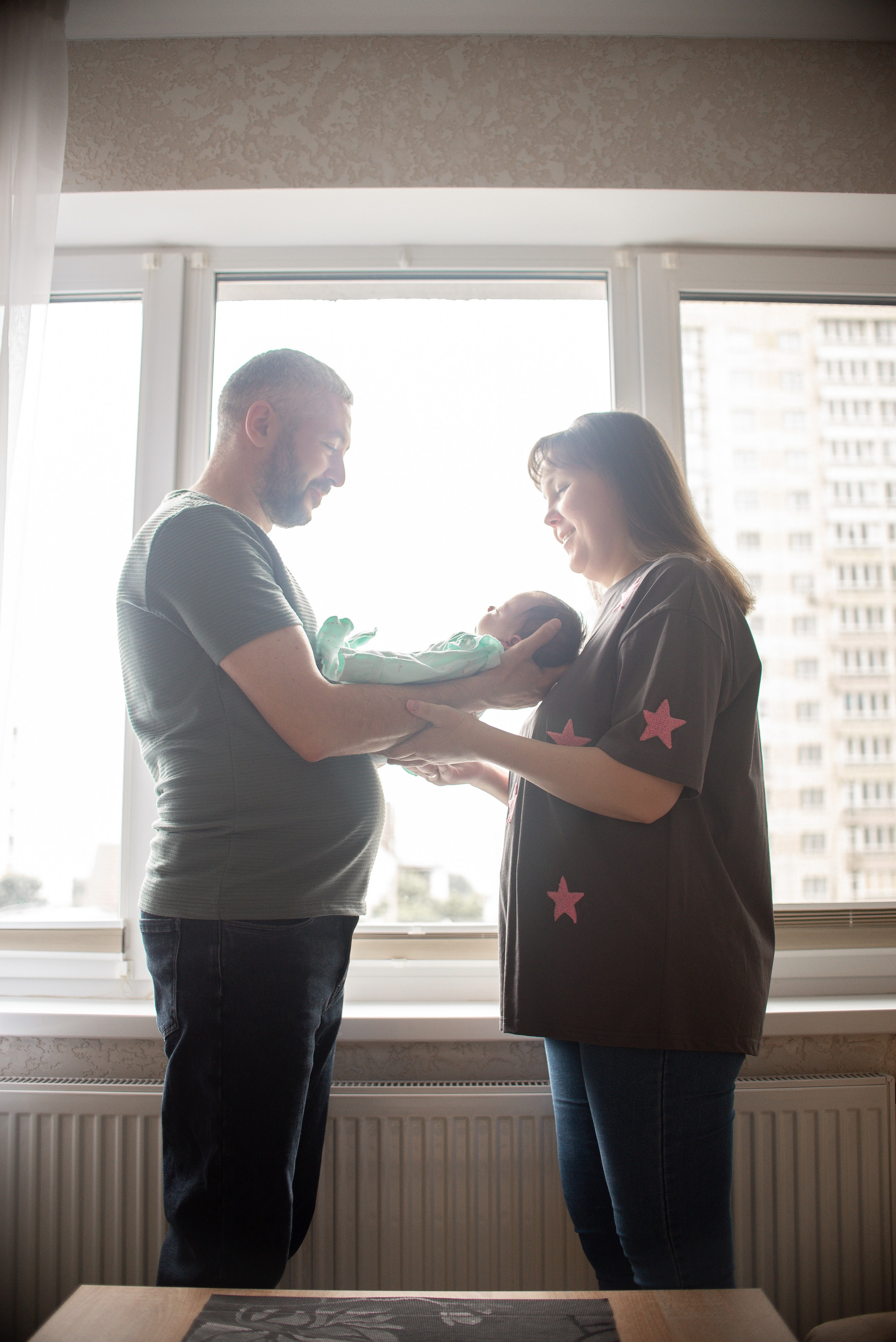 Крошка Манэ дома с родителями. Семейный фотограф на выписку из роддома и крещение Минск Настя Гришук