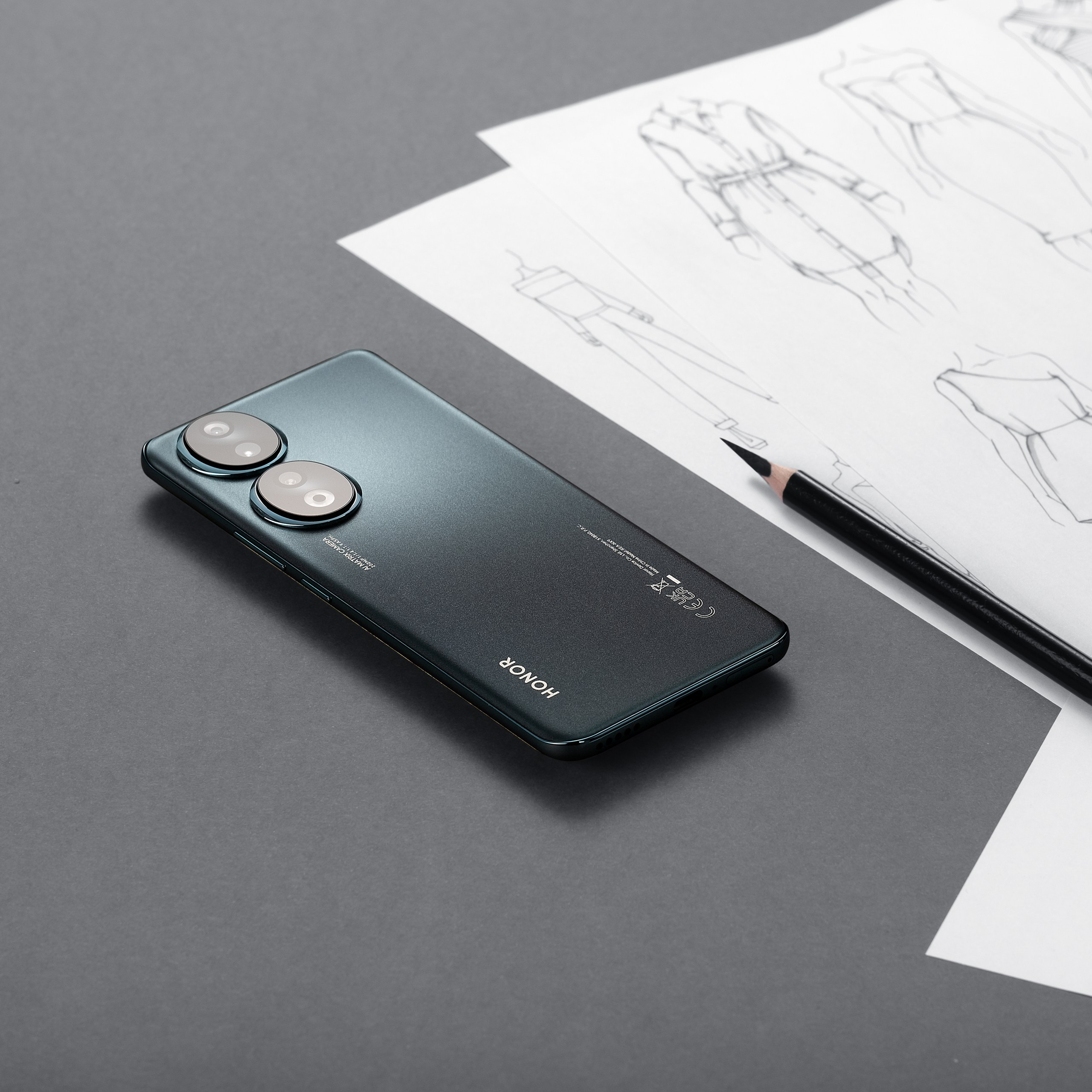 Смартфон Honor в композиции с дизайнерскими эскизами — съёмка для e-commerce и каталога