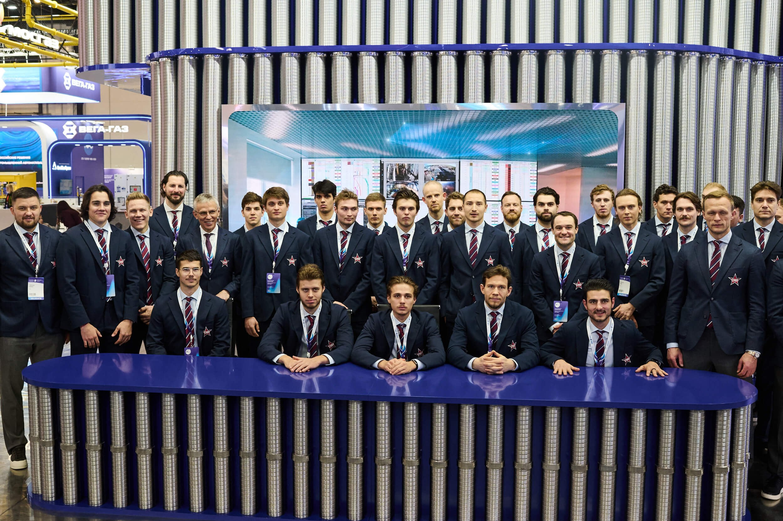 Групповой портрет игроков команды СКА на Петербургском международном газовом форуме 2025 в Экспофоруме
