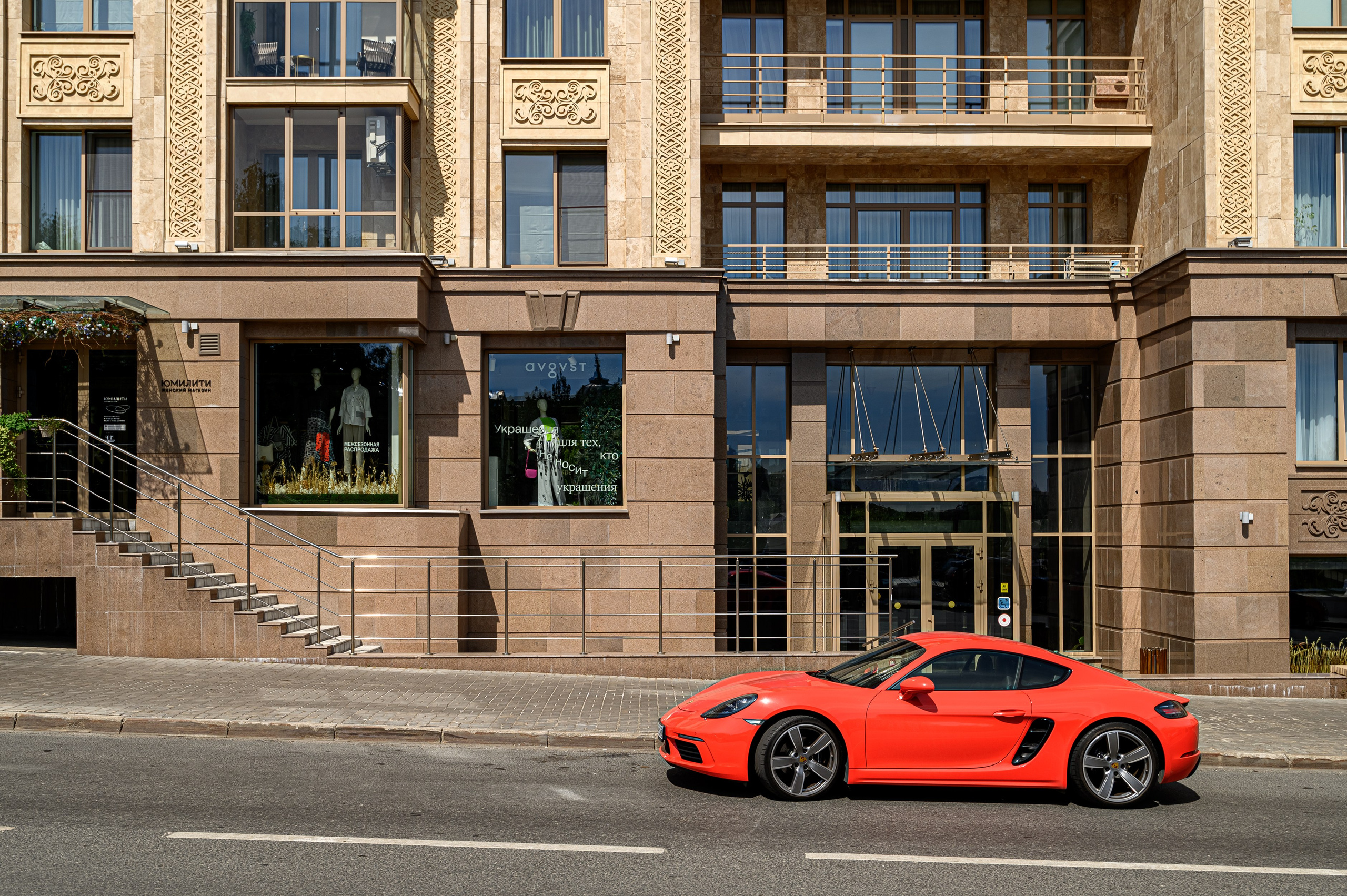 Архитектурная съёмка здания Odette в Казани с акцентом на пропорции и архитектурные детали