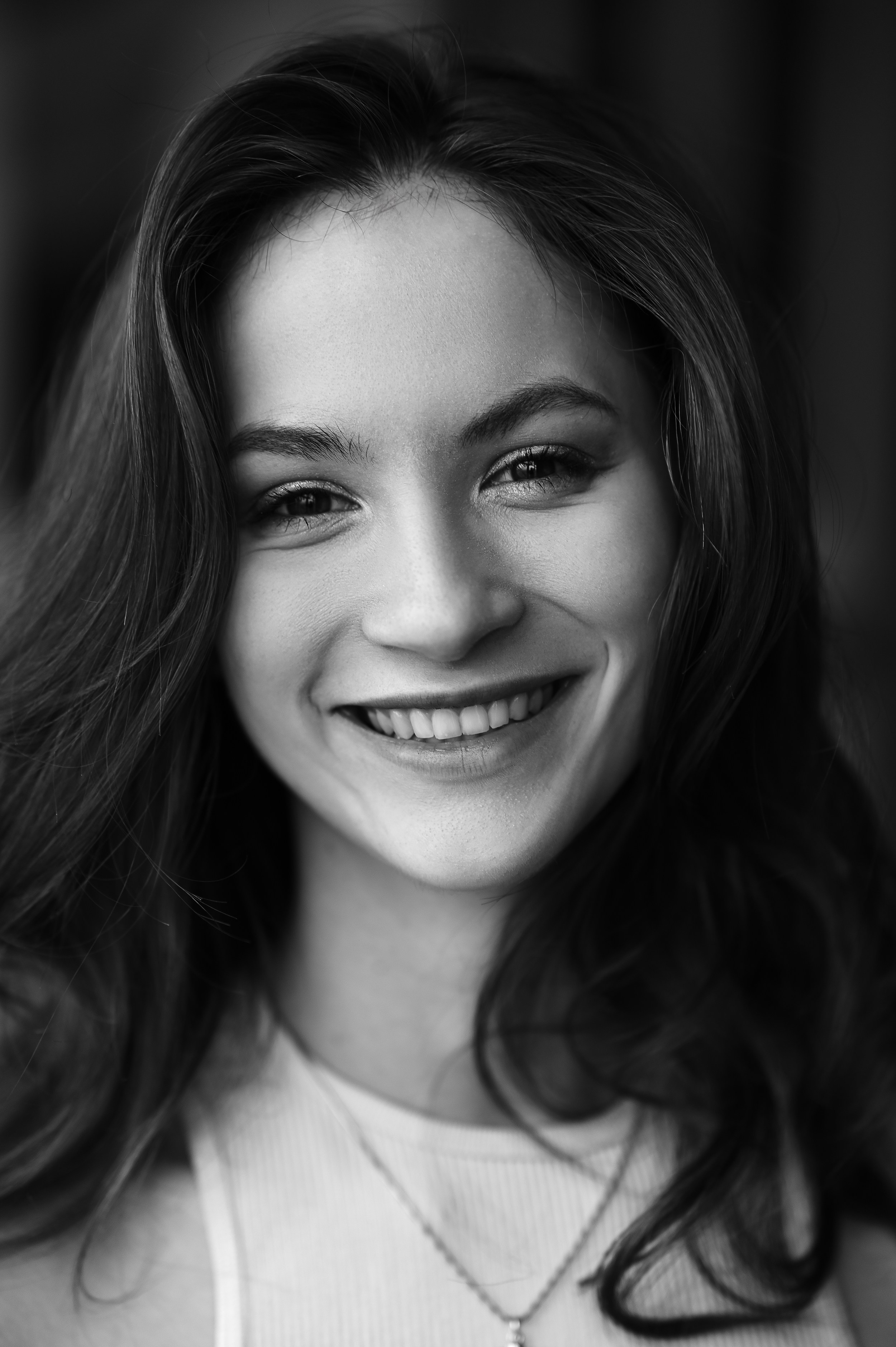 Эмоциональный женский портрет в офисной атмосфере