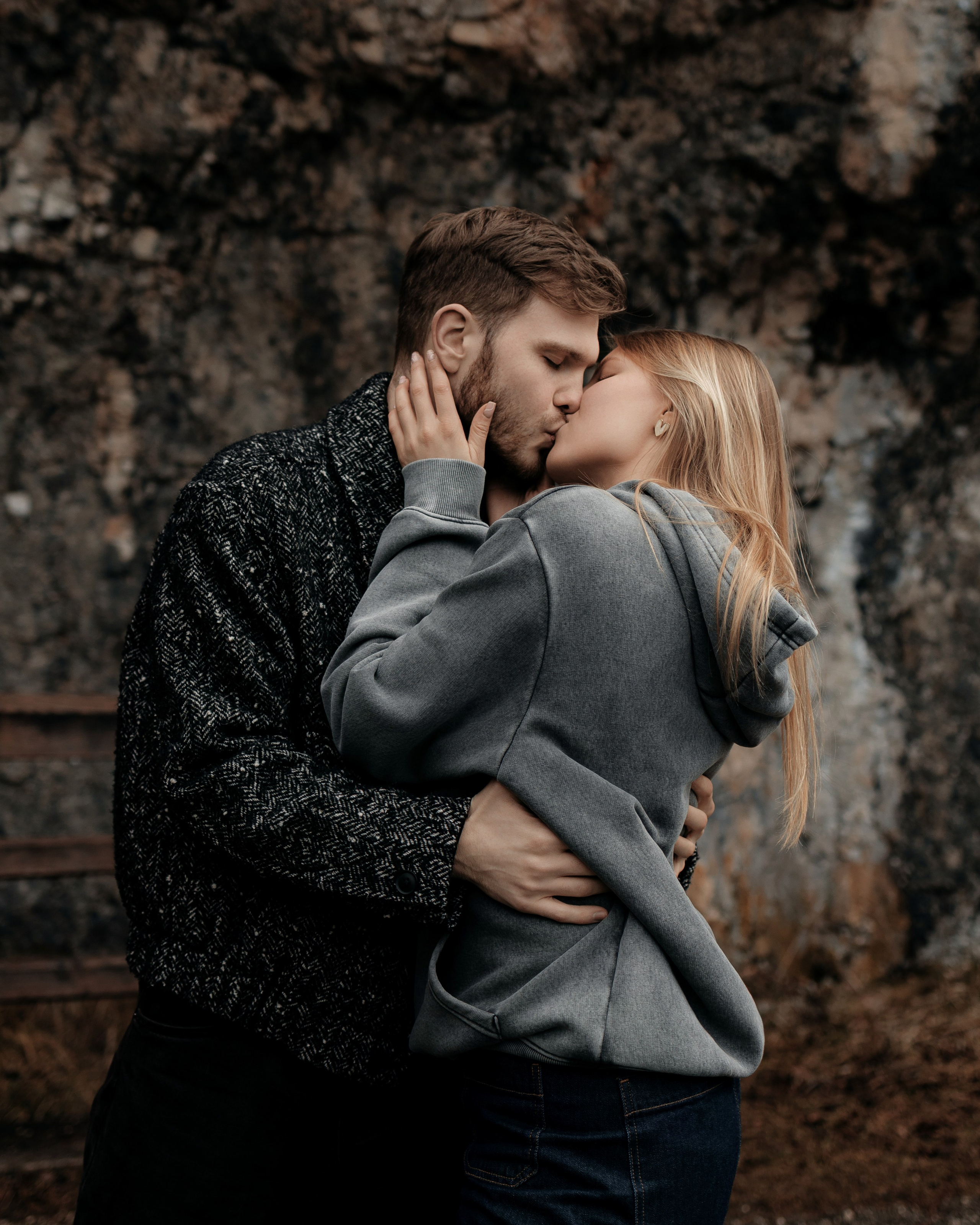 Нежный момент: поцелуй на улице, весенняя съёмка