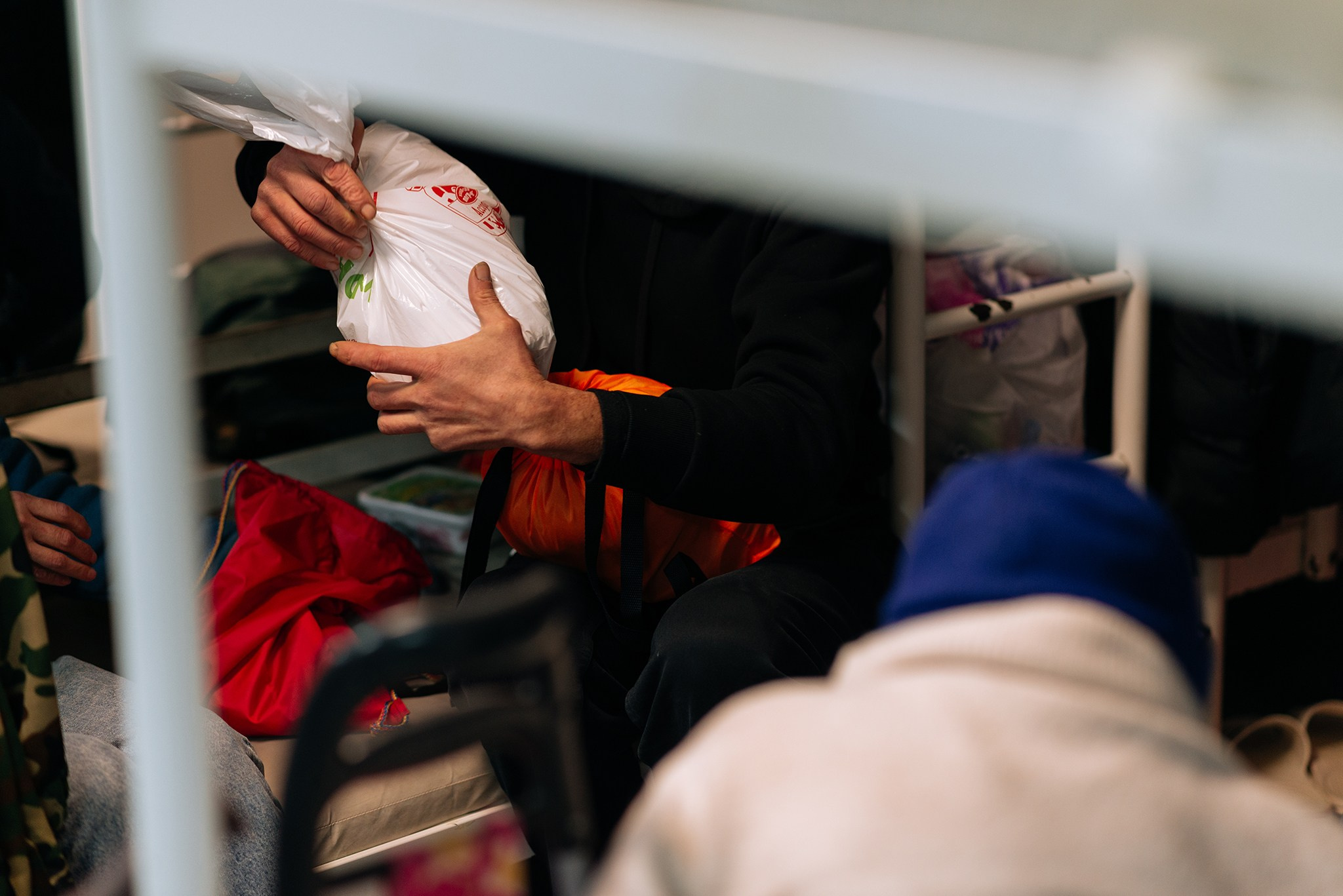 Выдача подарков в Пункте обогрева и Ночном приюте. Репортажный фотограф в Санкт-Петербурге Анастасия Клёпова