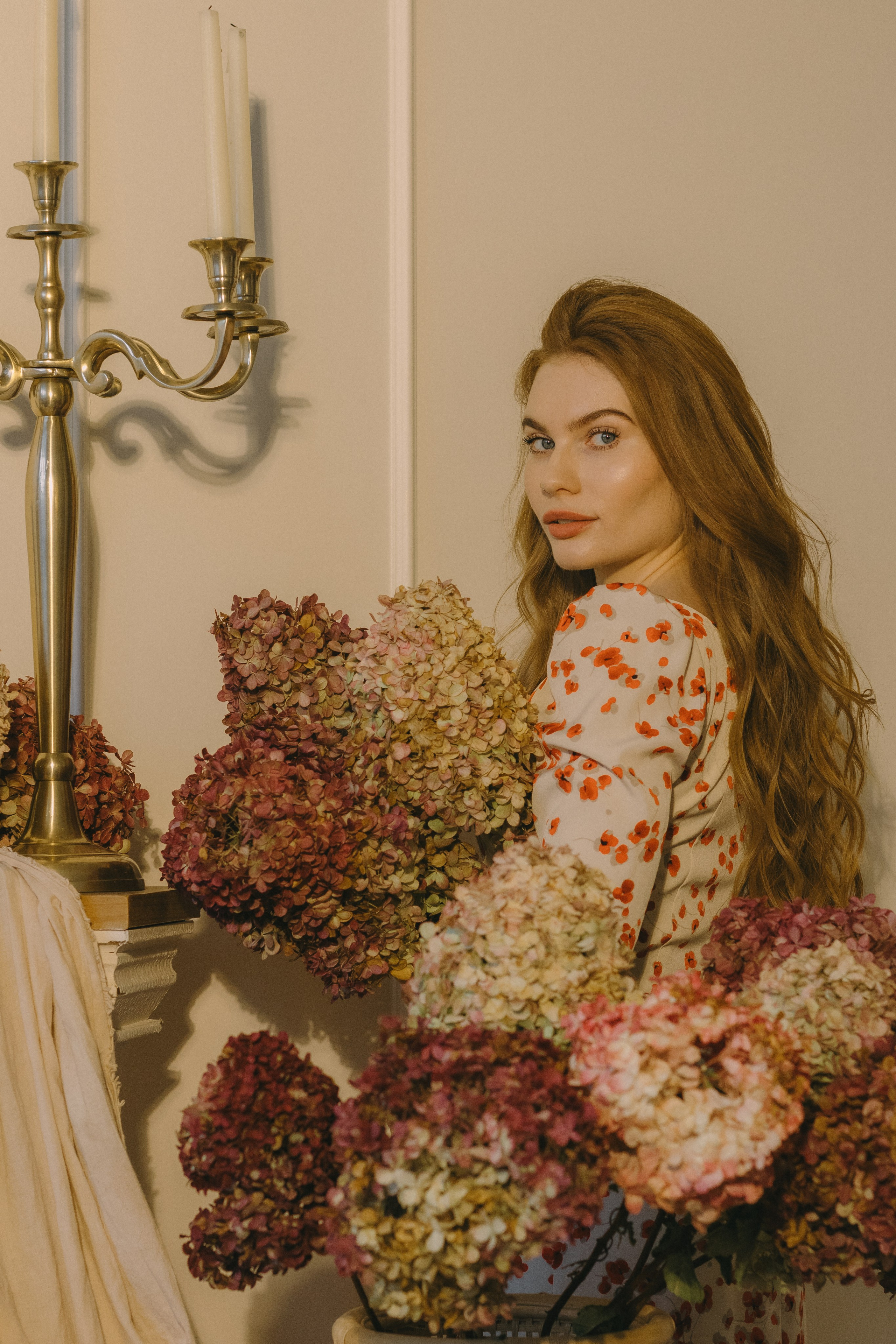 красивая девушка в студии в стиле ренессанс с букетом гортензий