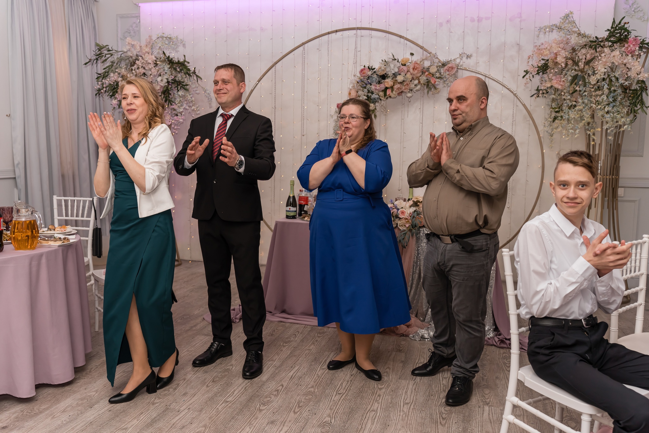 Свяжитесь с нами для заказа и получите красивые фотографии вашей свадьбы