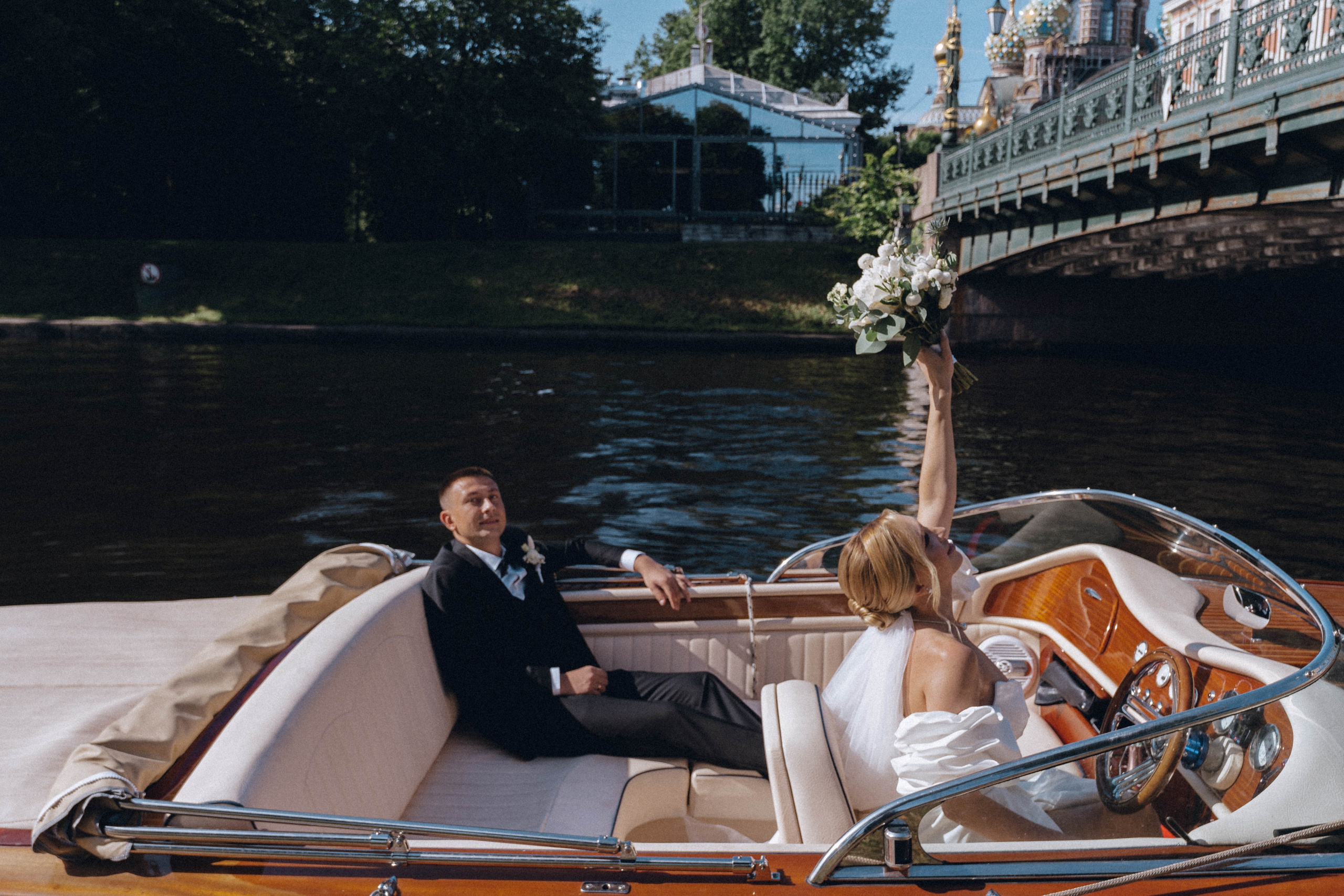 СВАДЕНБНАЯ СЬЕМКА НА КАТЕРЕ ПО КАНАЛАМ САНКТ-ПЕТЕРБУРГА И В АКВАТОРИИ НЕВЫ. Профессиональный фотограф, Санкт-Петербург — Виктория Богомолова