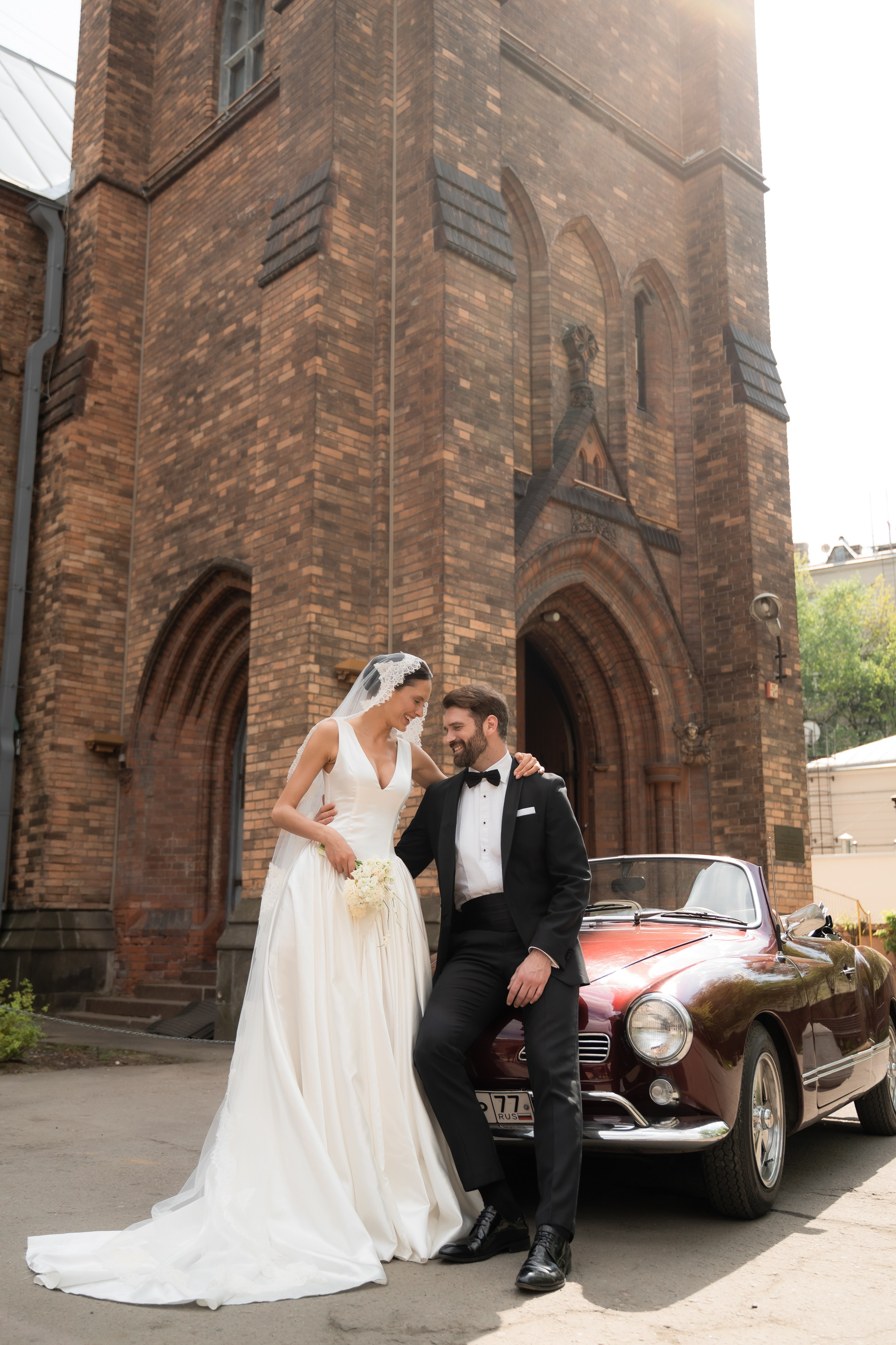 Свадебная фотосессия в католической церкви Москва. Портретный и свадебный фотограф Алла Карени Москва