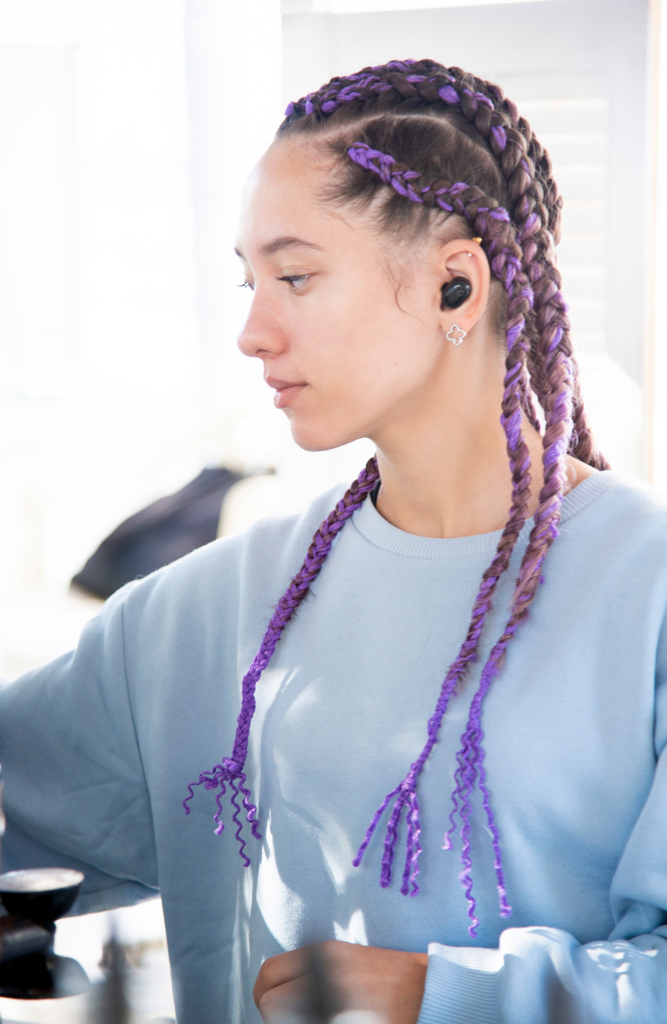 смуглая красивая девушка с афро-косами, пляжный бармен. посёлок Лазоревское