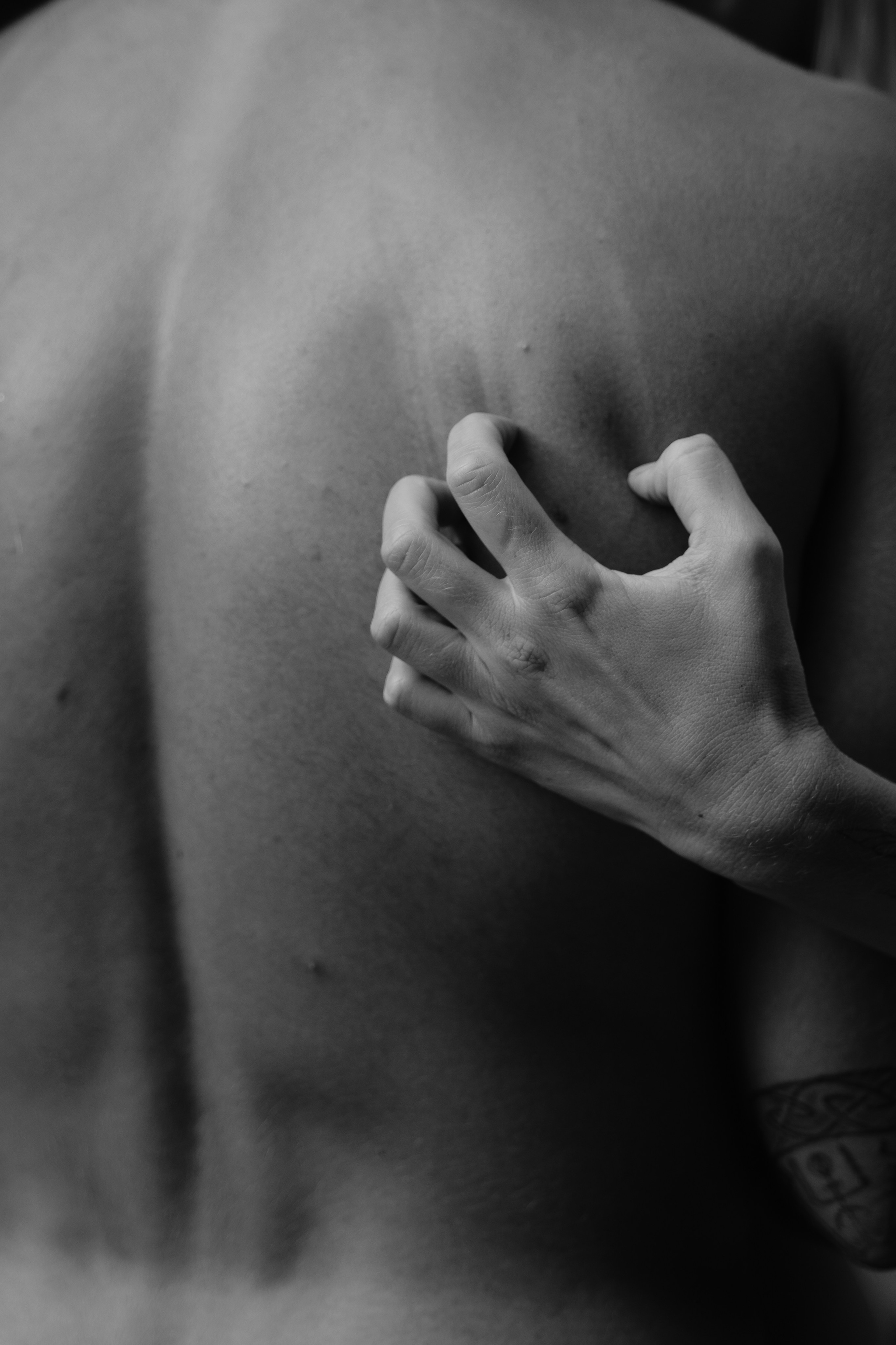 Фотокадр царапавшейся голую спину парню девушкина рука 