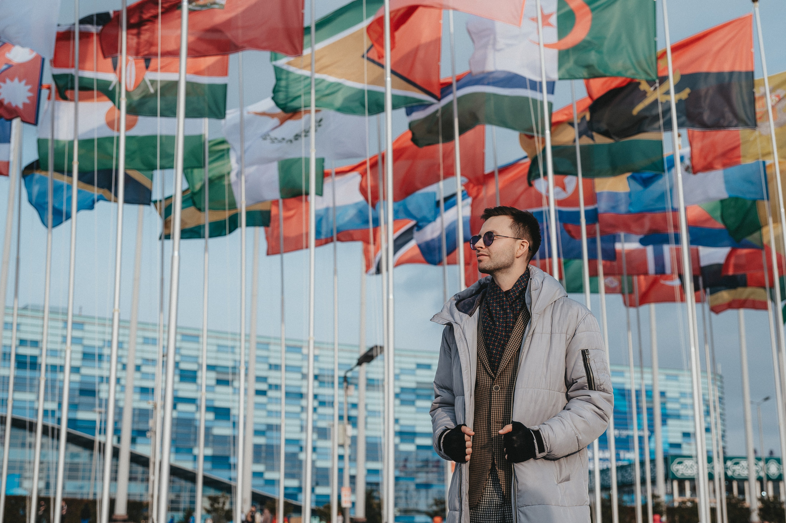 Контентная лайф съемка мужчины во время фестиваля на фоне флагов