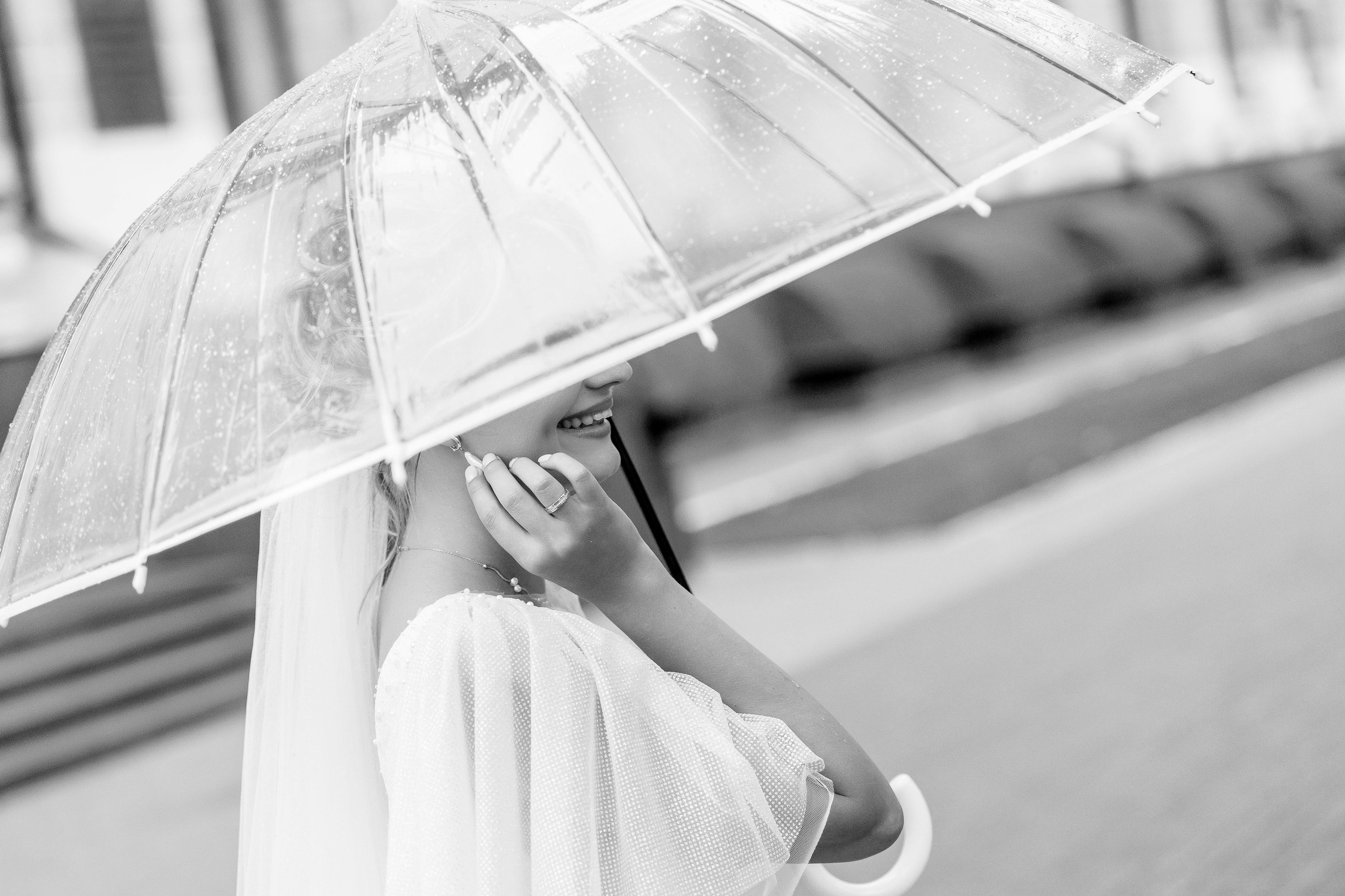 Невеста прячется от дождя под зонтом. Фотограф Денис Перминов