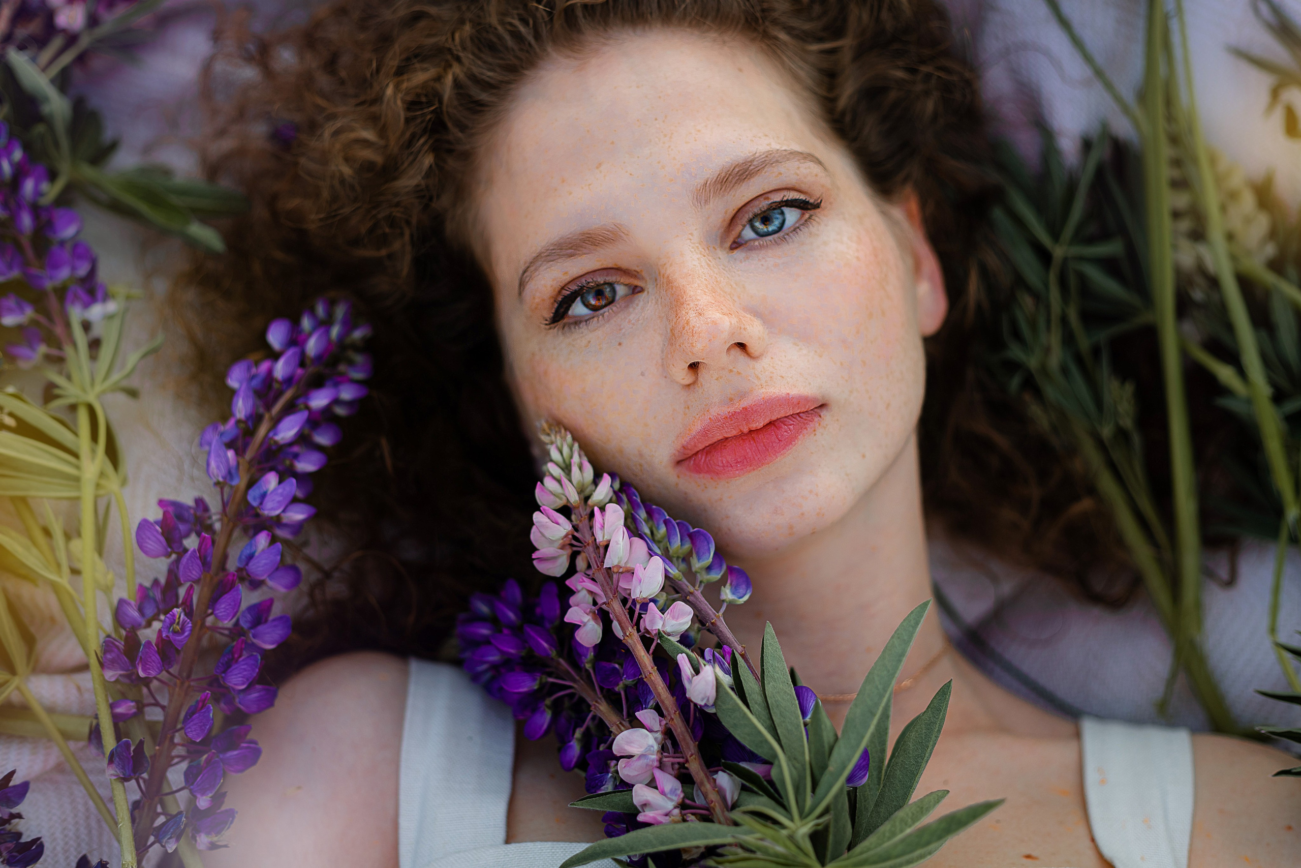 Ирина в люпинах. Женская фотосессия в поле люпинов. Семейный и детский фотограф в Санкт-Петербурге Павлова Елена