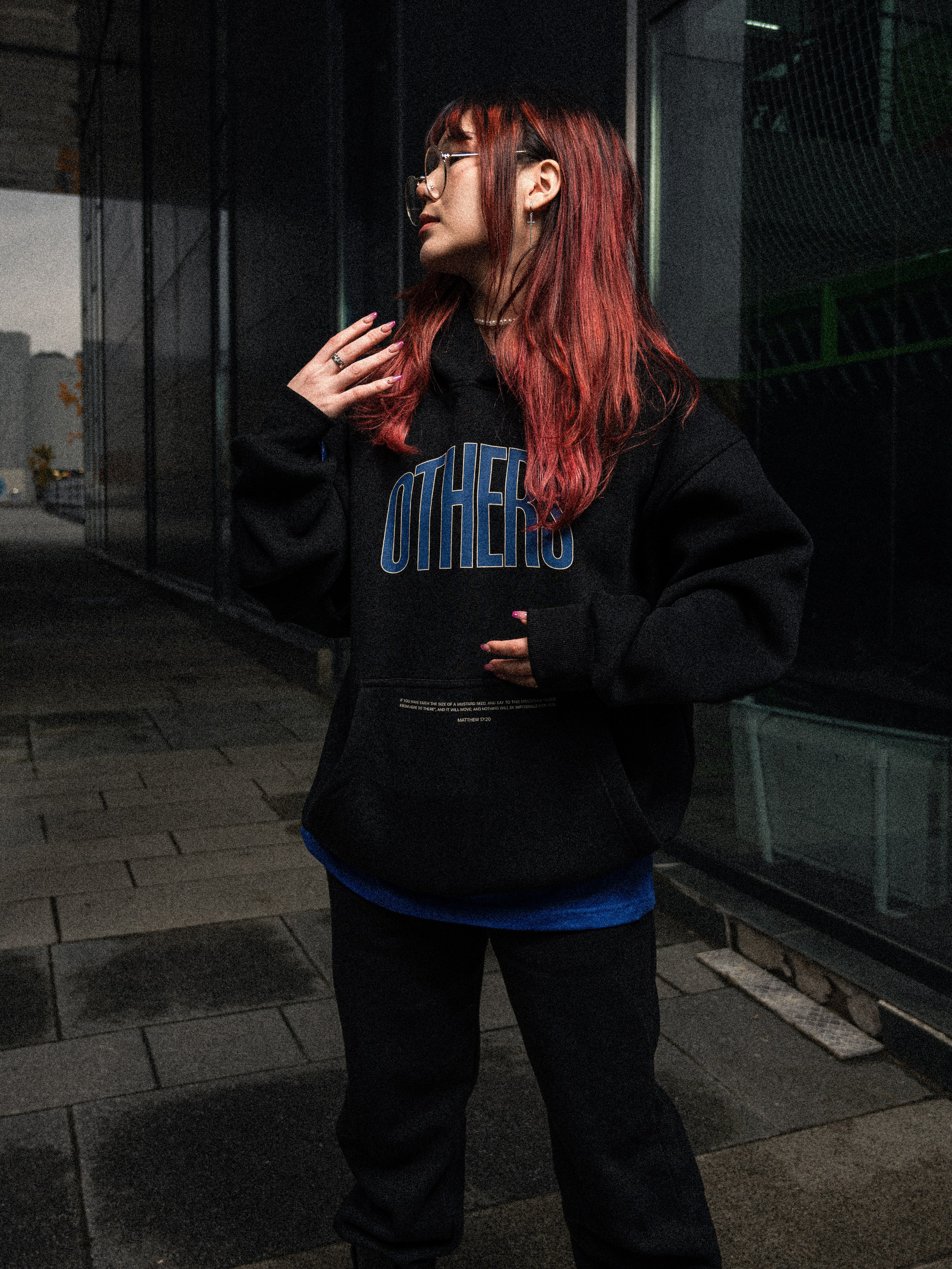 Женский портрет блогера MONIPULA для бренда OTHERS в Москве - фотограф Иван Саяпин