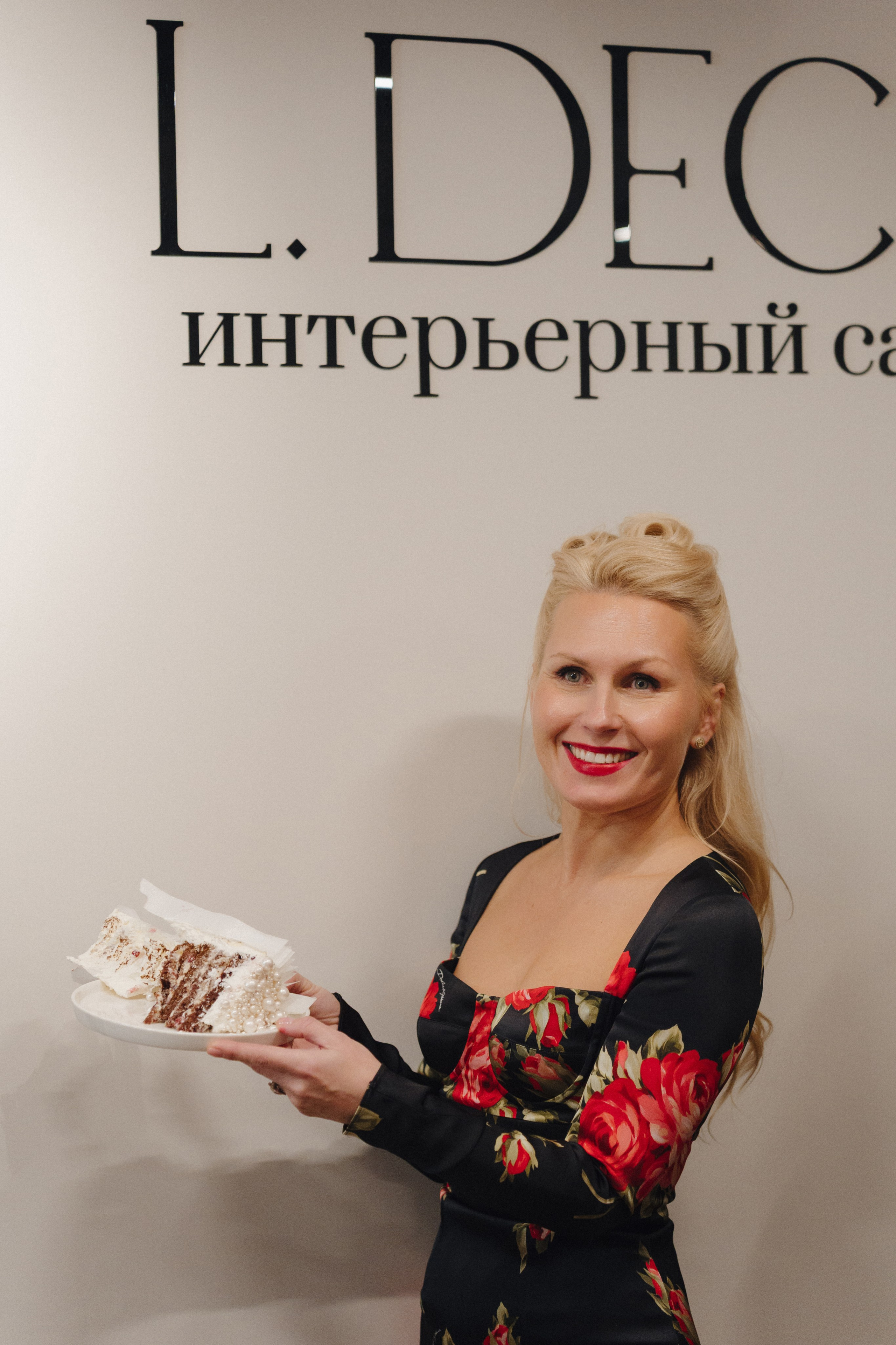 День рождения идейного вдохновителя L.DECO Татьяны Мишкиной 1 октября 2026 года. L. Deco интерьерный салон. Краски/обои/лепной декор