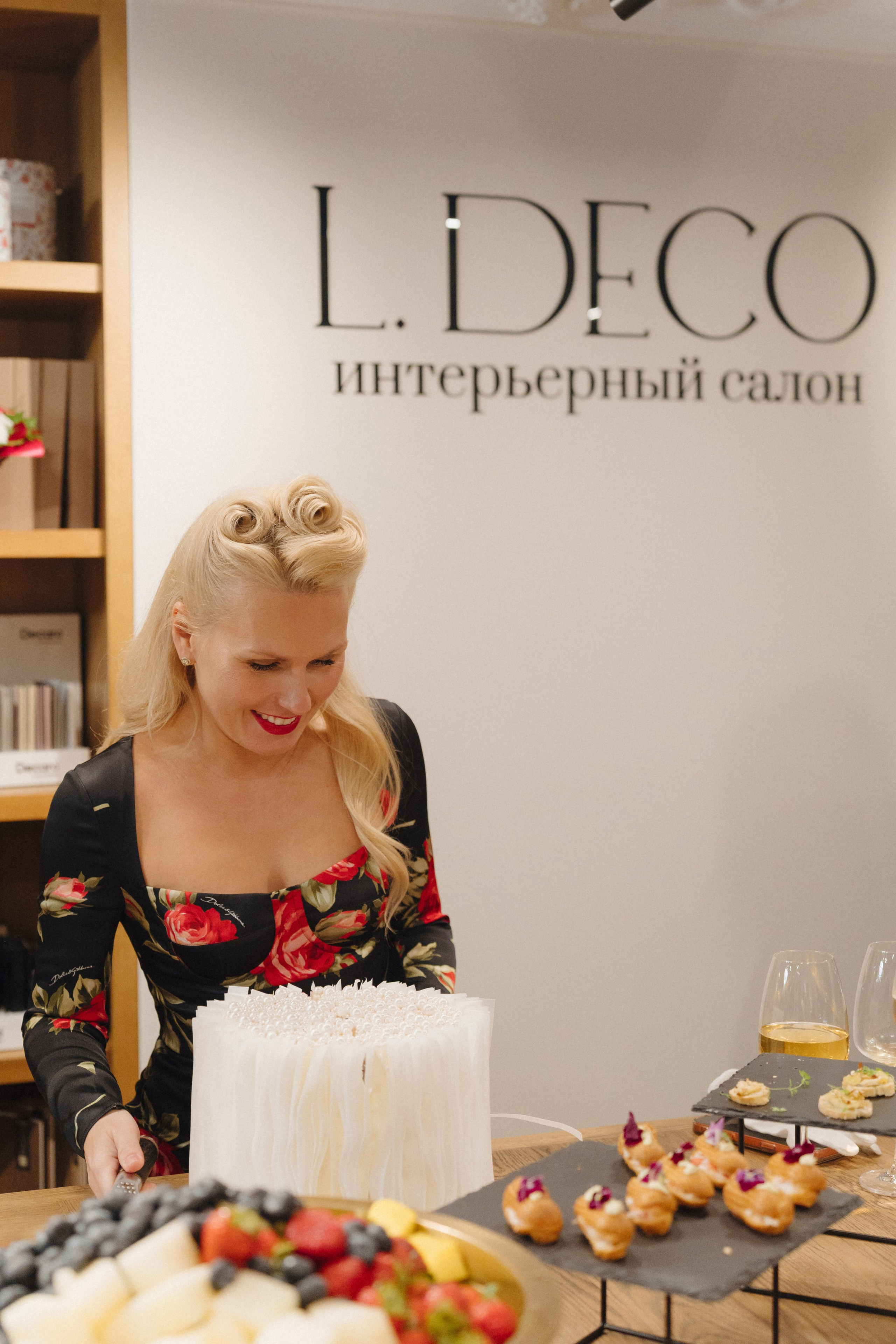 День рождения идейного вдохновителя L.DECO Татьяны Мишкиной 1 октября 2026 года. L. Deco интерьерный салон. Краски/обои/лепной декор