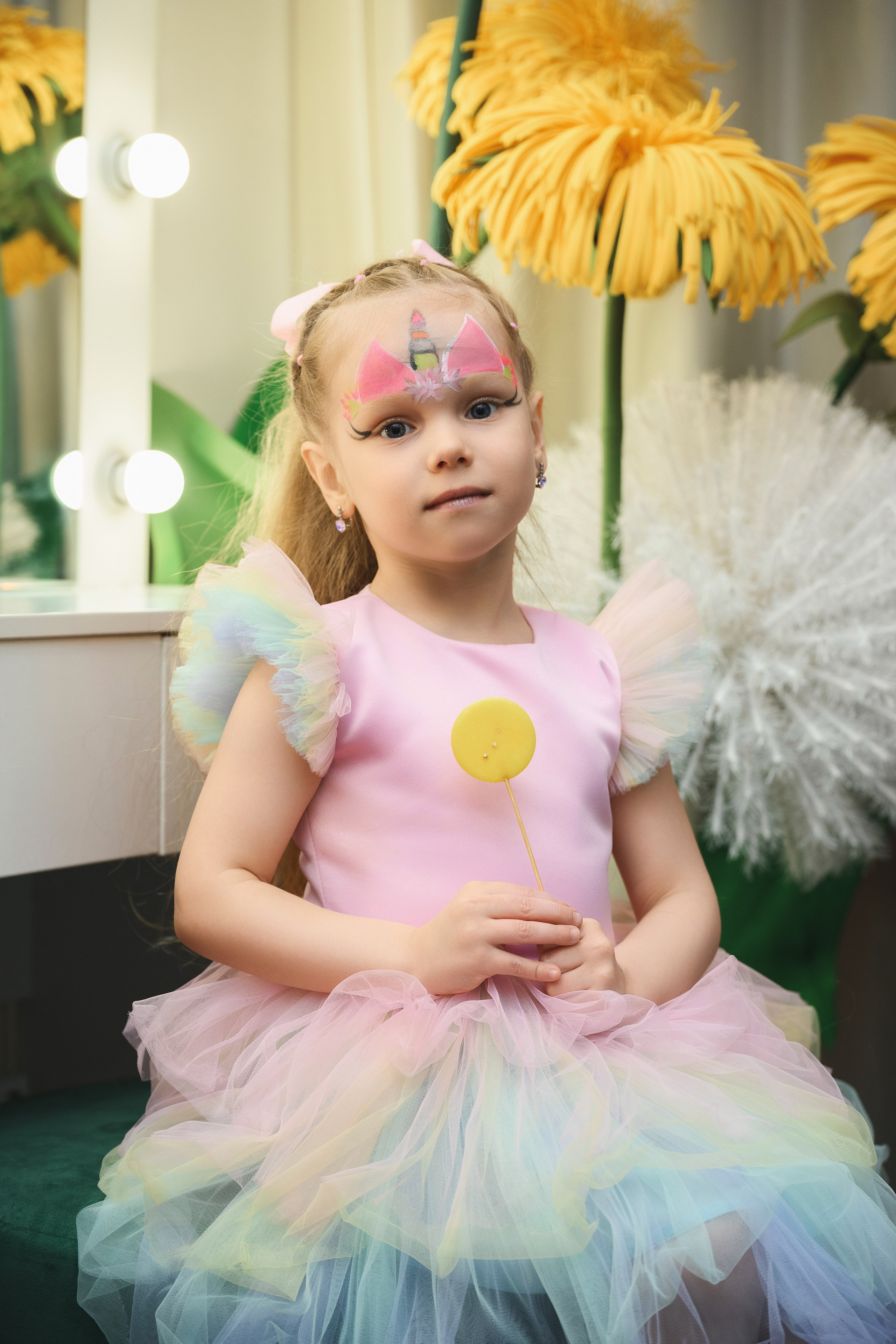 Когда заказывают фотографа на День рождения, обычно подразумевают репортажную съемку, но я не ограничиваю себя одним стилем. Портрет с Вашим ребёнком займет свое место в семейном архиве.