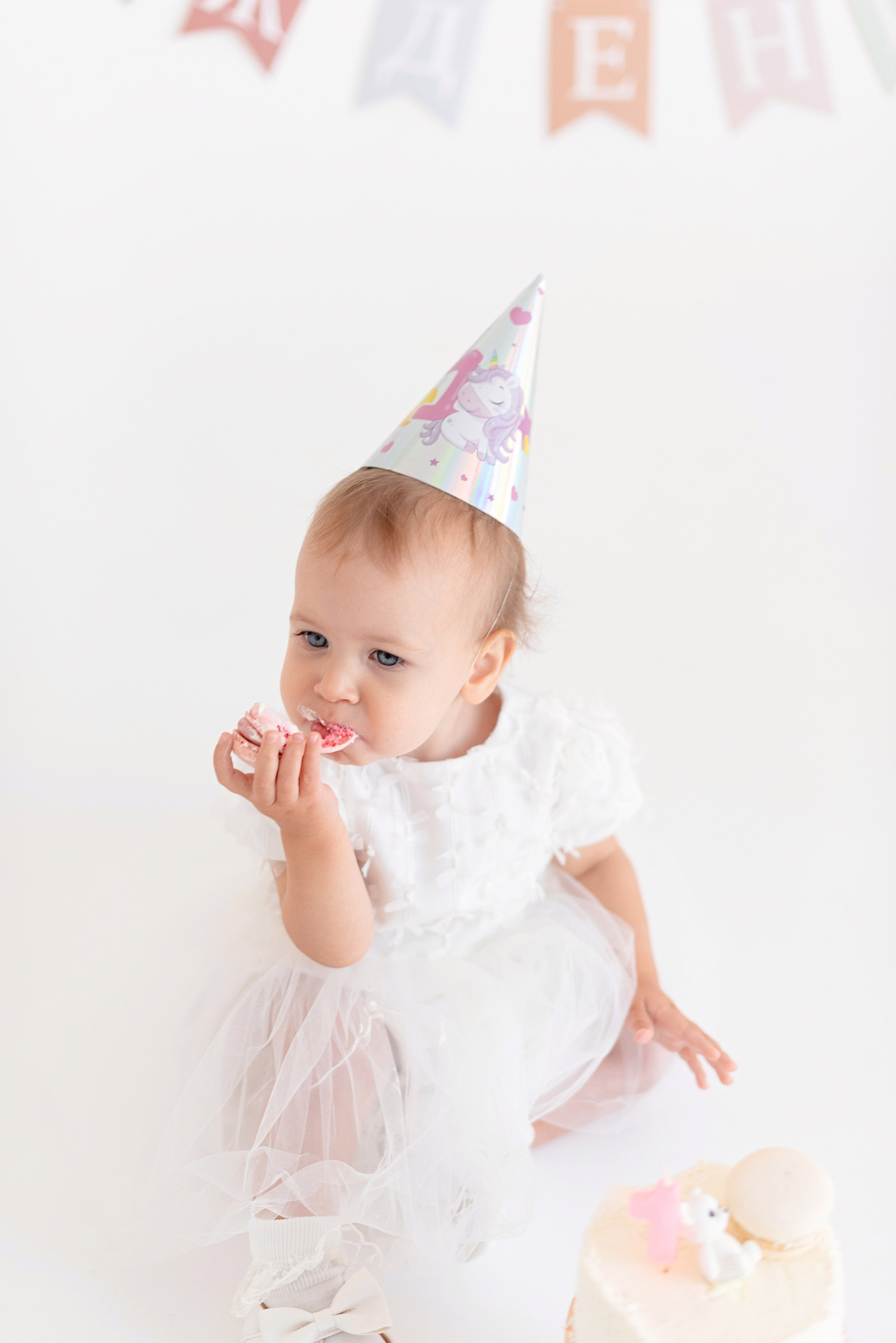 Фотосессия дня рождения ребенка в фотостудии, торт, воздушные шары, мыльные пузыри, профессиональные детские фотографии в Сургуте и Нефтеюганске.