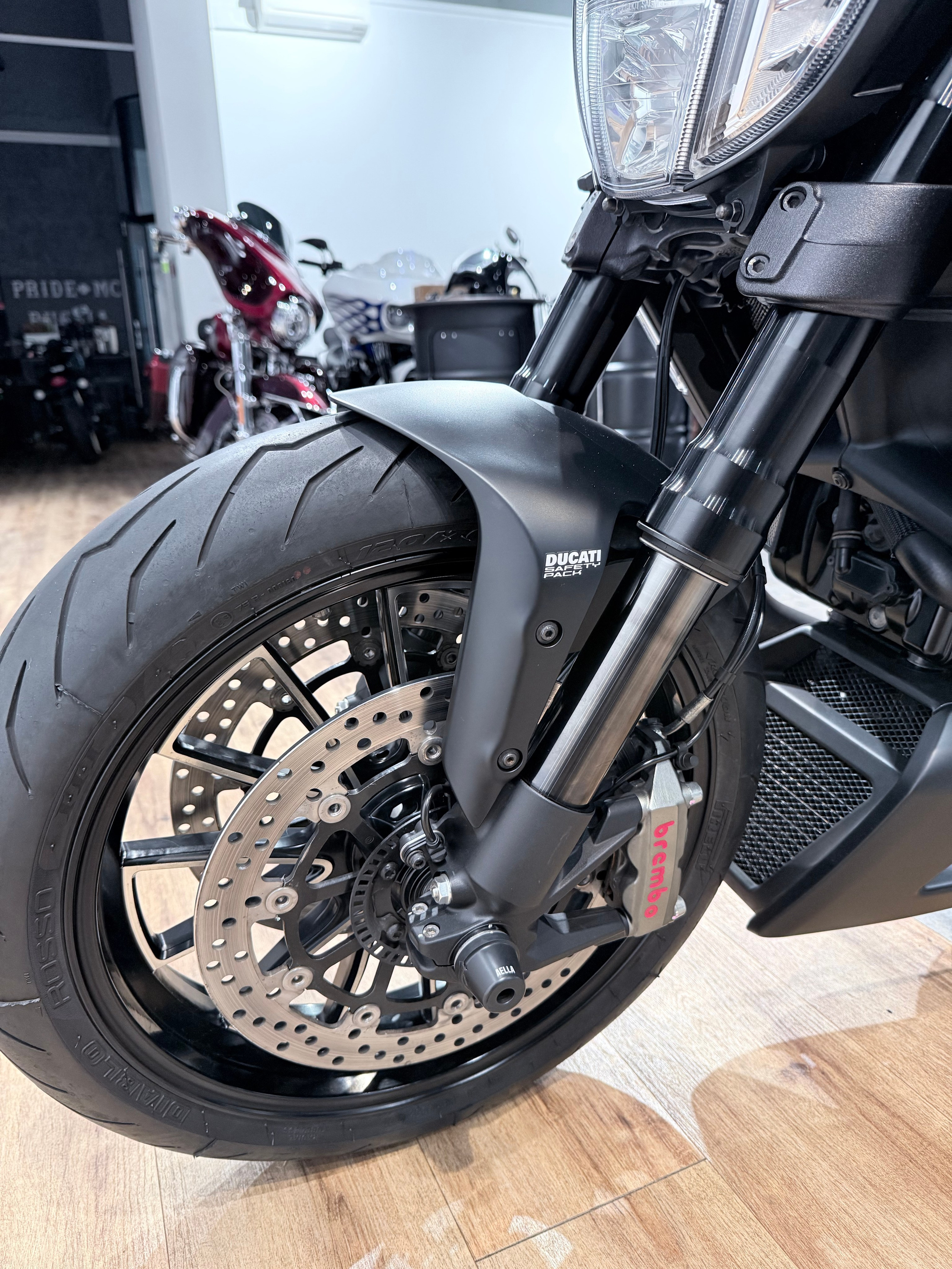 Купить 2015 Ducati Diavel (Dark Stealth) — подробнее на сайте. Hello Davidson, Москва. Только хорошие мотоциклы…