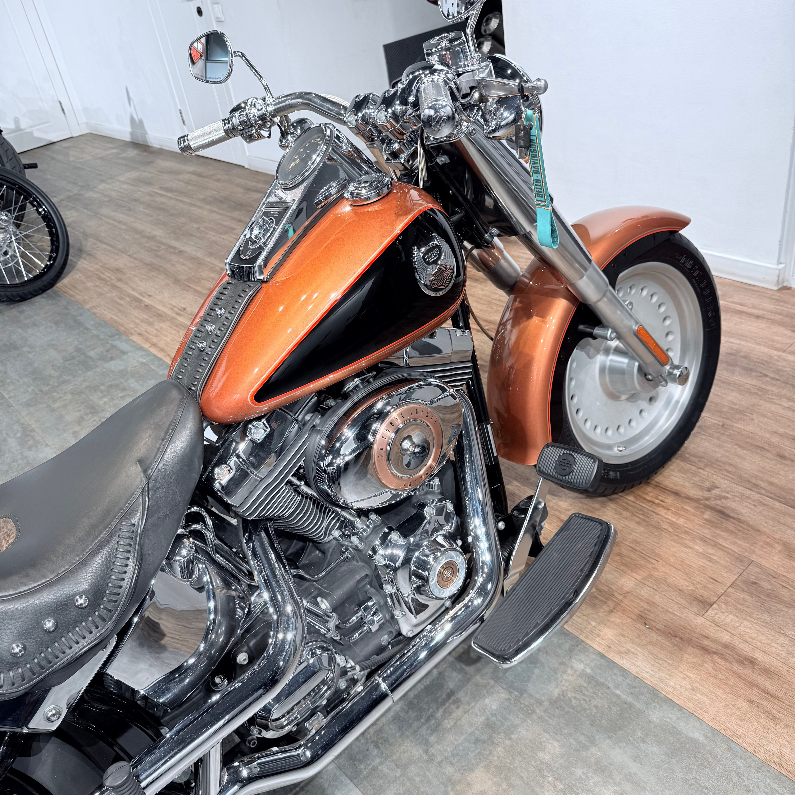 Купить Harley-Davidson 2008 Fat Boy 105 Yеаrs Аnnivеrsary (Softail/Dyna) — подробнее на сайте. Hello Davidson, Москва. Только хорошие мотоц