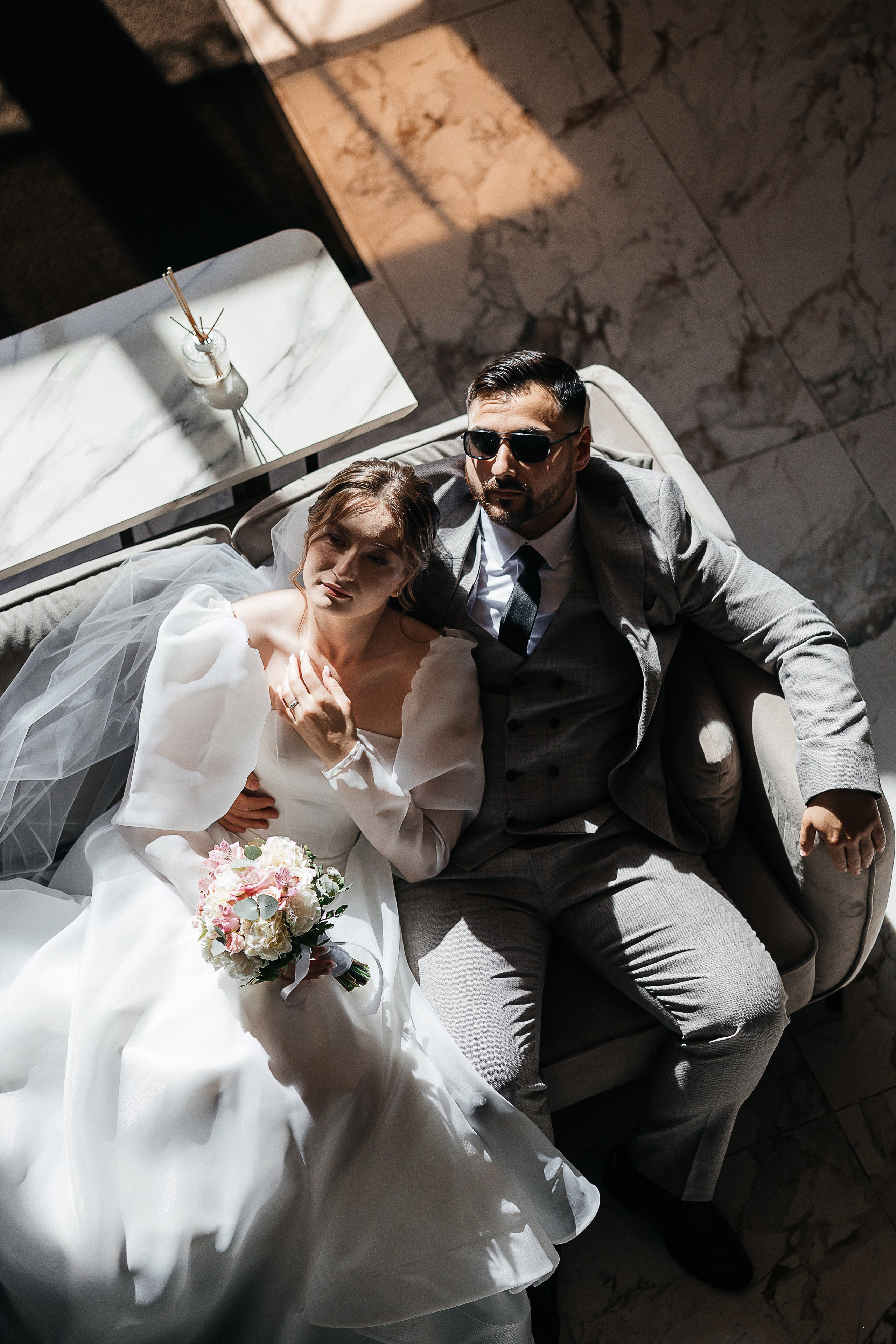 Свадебная фотосессия пары в номере отеля. Олег Сверчков | Свадебный фотограф Вологда