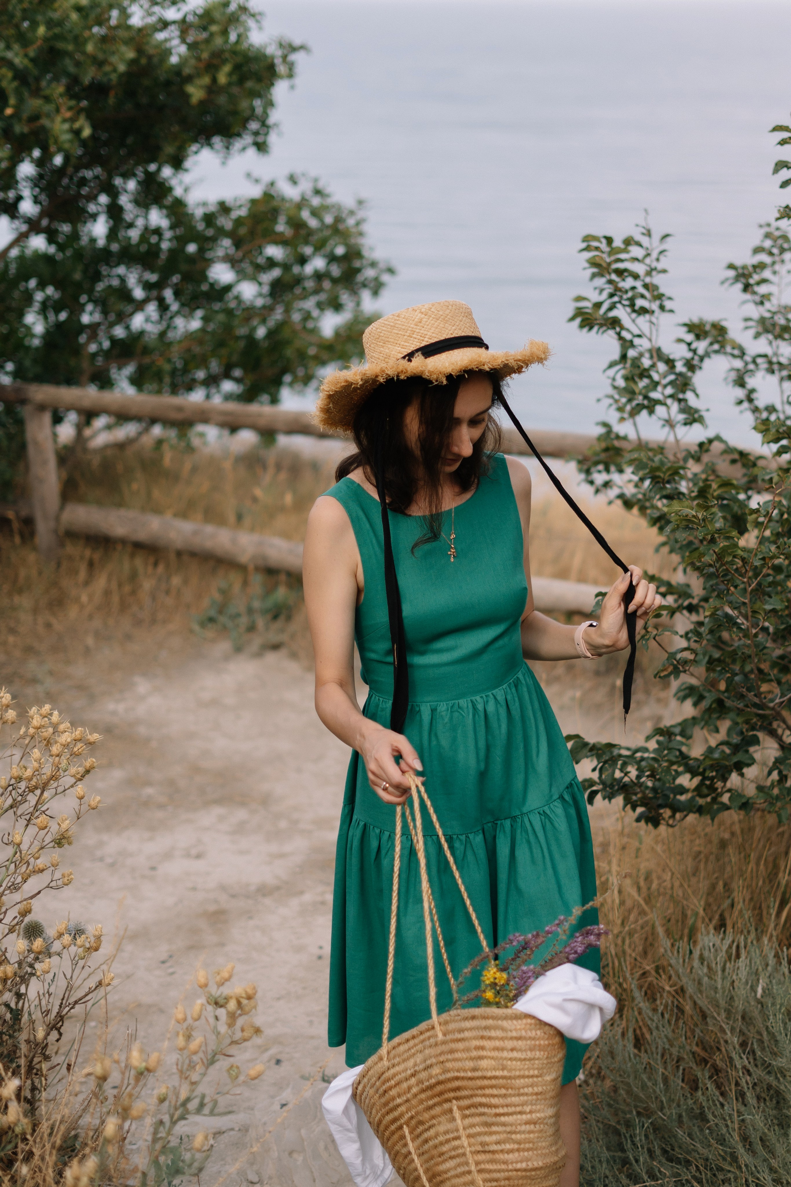 Семейный квест по поиску ракушек: динамичные фото от фотографа Новороссийска