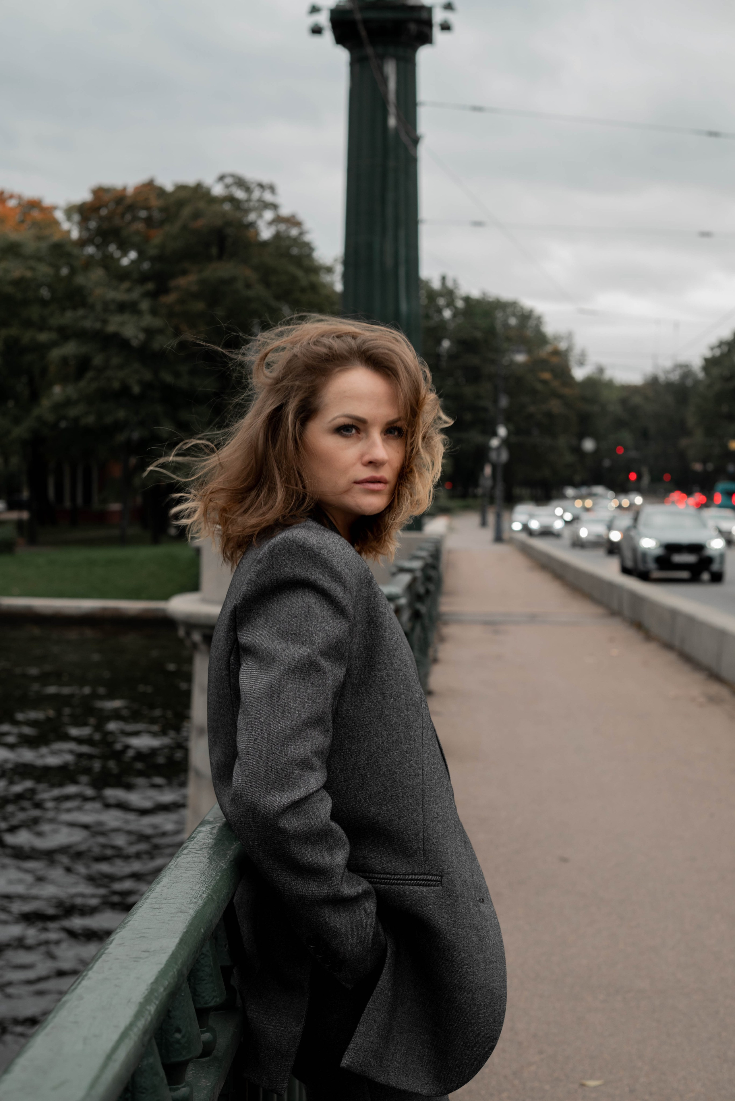 Женский фотограф. Создатель украшений ручной работы. Модель