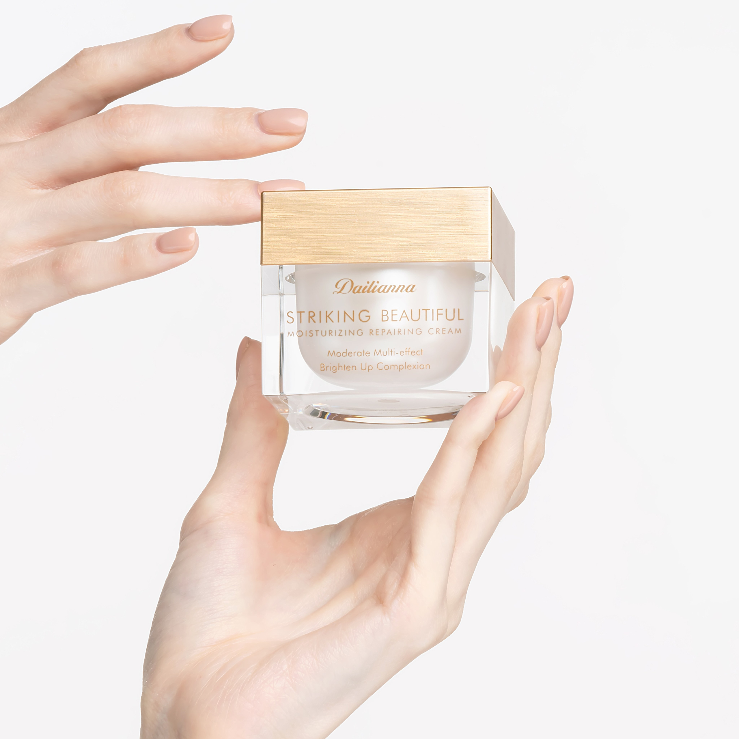 Рекламная студийная съёмка баночки крема Dailianna в руках модели, акцент на премиальной упаковке, крупный план, для промо-кампании бренда.
