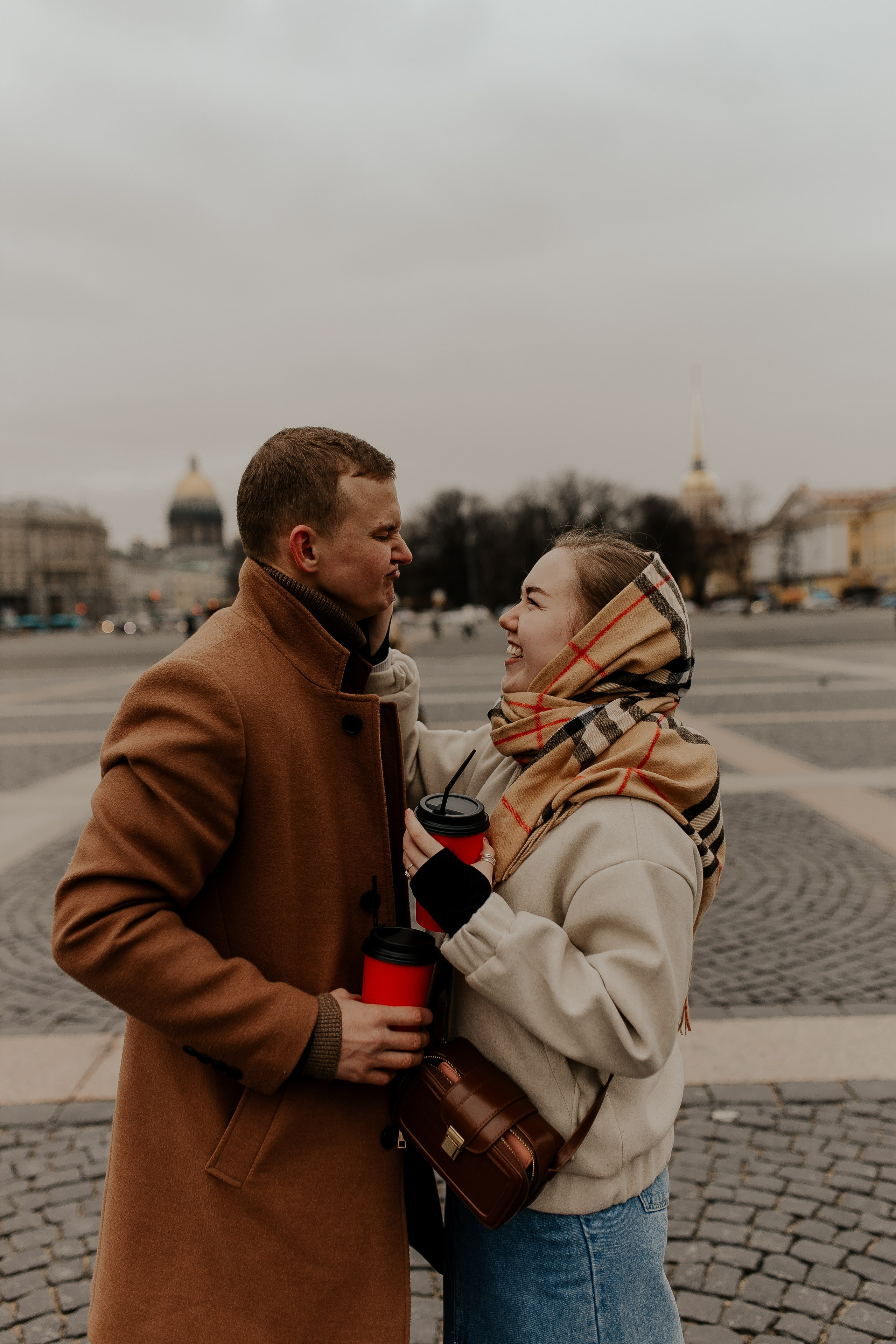 Пара гуляет по Петербургу. Фотограф в Санкт-Петербурге Лиза Семченкова