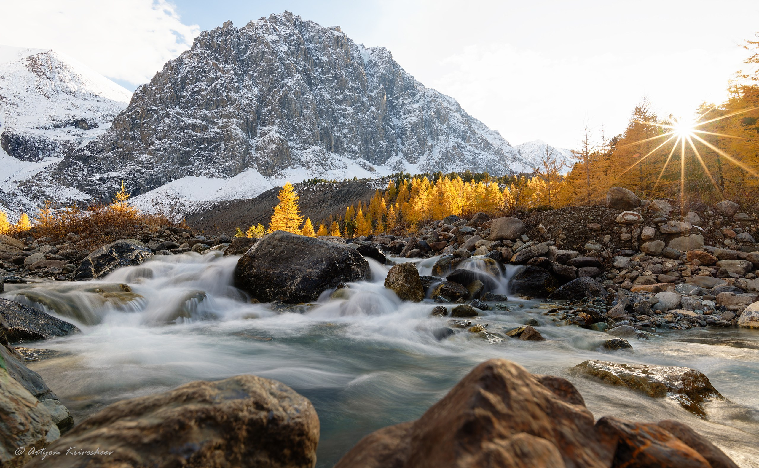 Актуру (Актру) - одна из основных вершин Северо-Чуйского хребта в юго-восточной части Республики Алтай, на территории Кош-Агачского района. Высота - 4044,4 м. Склоны Актуру покрыты ледниками, из которых берёт начало река Актуру. Она, проходя через Курайскую степь, впадает в реку Чуя.