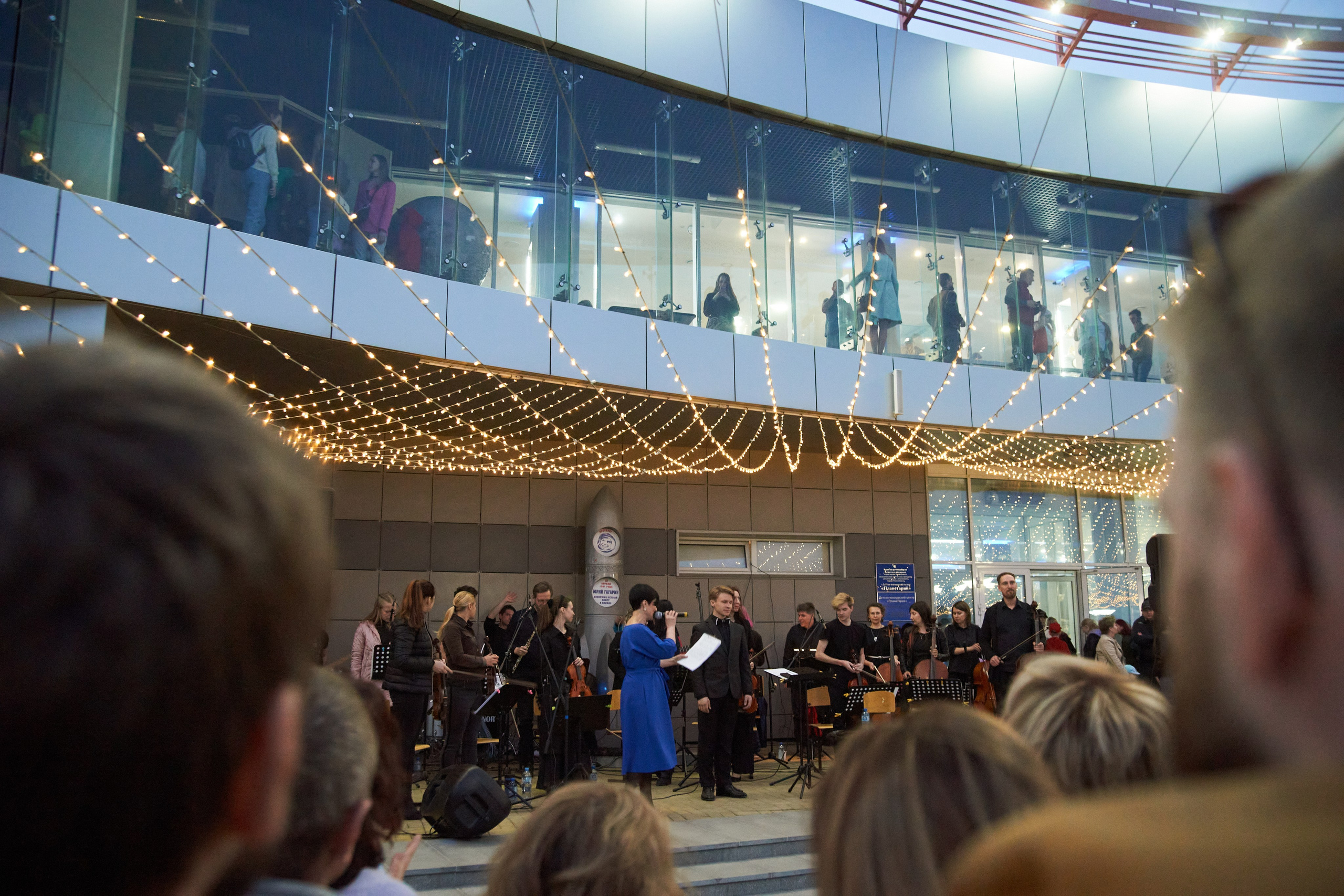 Репортаж: Музыкальная школа Виртуозы в Ночь музеев у планетария. Репортажный и женский фотограф в Новосибирске