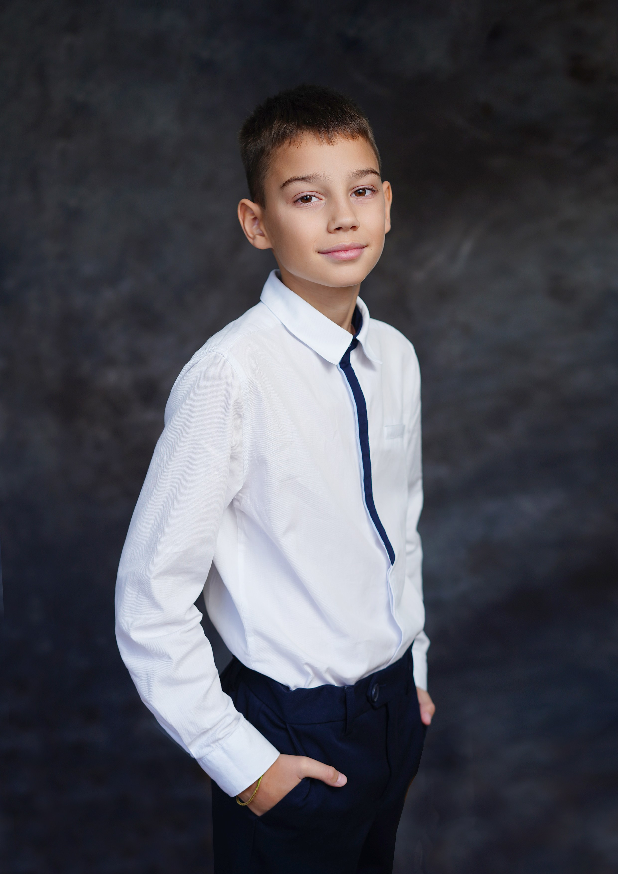 фон тканевый темно серый, съемку проводили в школьном помещении